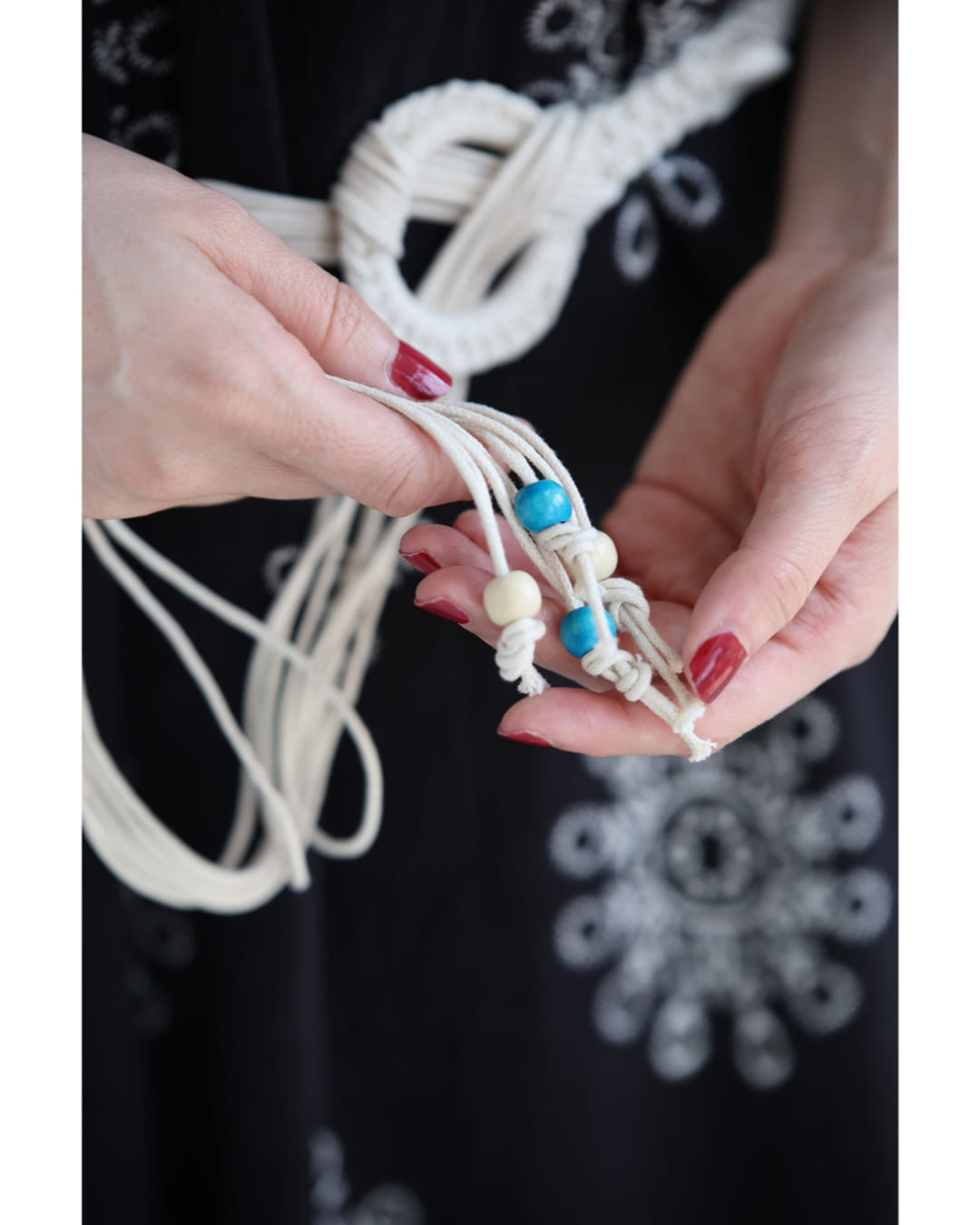 カワイイ CAWAII オフショルダーにも。花刺繍風プリントのロングワンピース(ベルト付き) (ブラック) ブラック