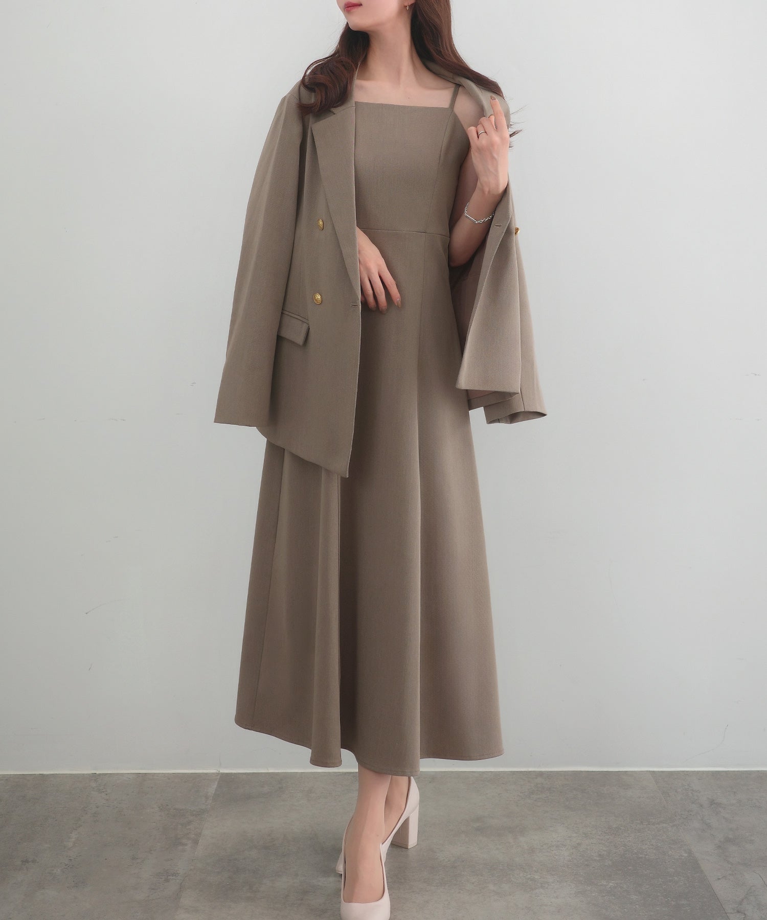 セネア CENEA CENEA 金ボタンテーラードジャケット+キャミワンピース (グレージュ) グレージュ