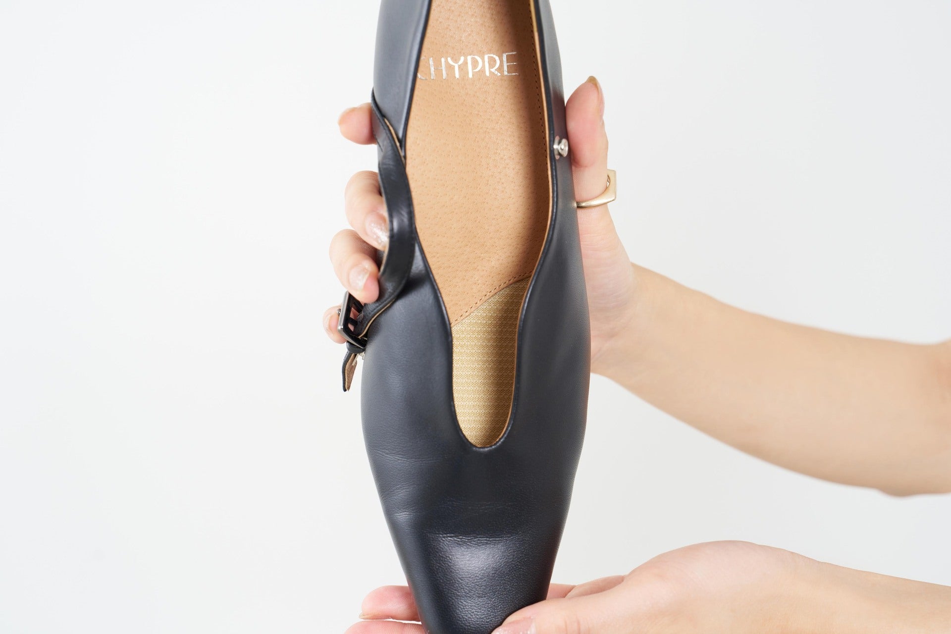 シプレ CHYPRE 3.5cmスクエアトウシーリング仕様ストラップ付きソフトパンプス (ダークシルバー) ダークシルバー