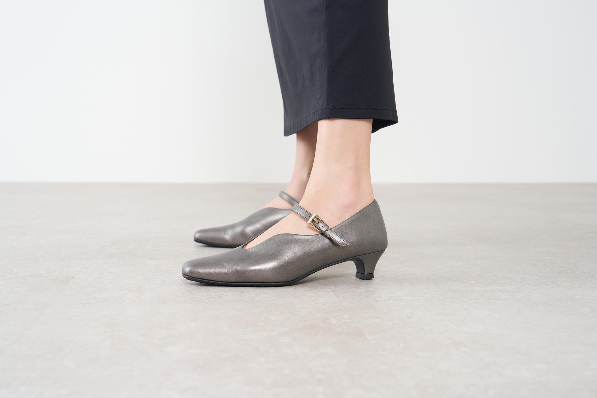 シプレ CHYPRE 3.5cmスクエアトウシーリング仕様ストラップ付きソフトパンプス (ダークシルバー) ダークシルバー