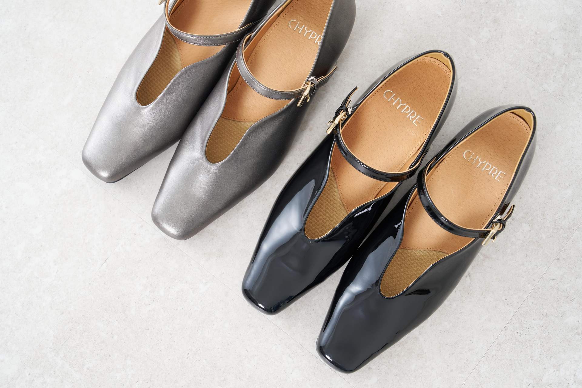 シプレ CHYPRE 3.5cmスクエアトウシーリング仕様ストラップ付きソフトパンプス (ダークシルバー) ダークシルバー