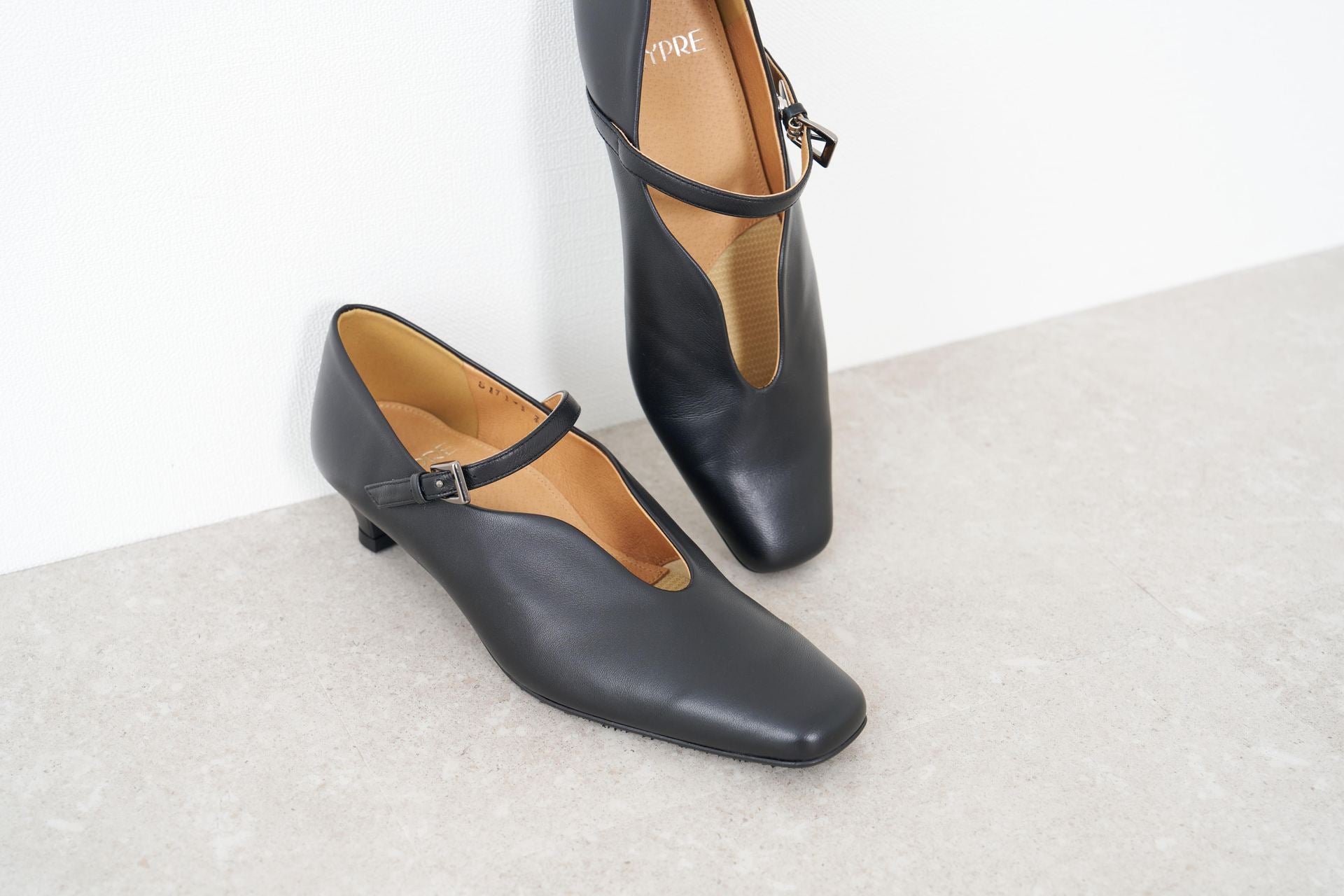 シプレ CHYPRE 3.5cmスクエアトウシーリング仕様ストラップ付きソフトパンプス (ダークシルバー) ダークシルバー