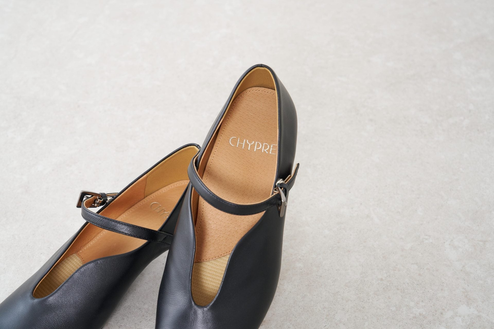 シプレ CHYPRE 3.5cmスクエアトウシーリング仕様ストラップ付きソフトパンプス (ダークシルバー) ダークシルバー