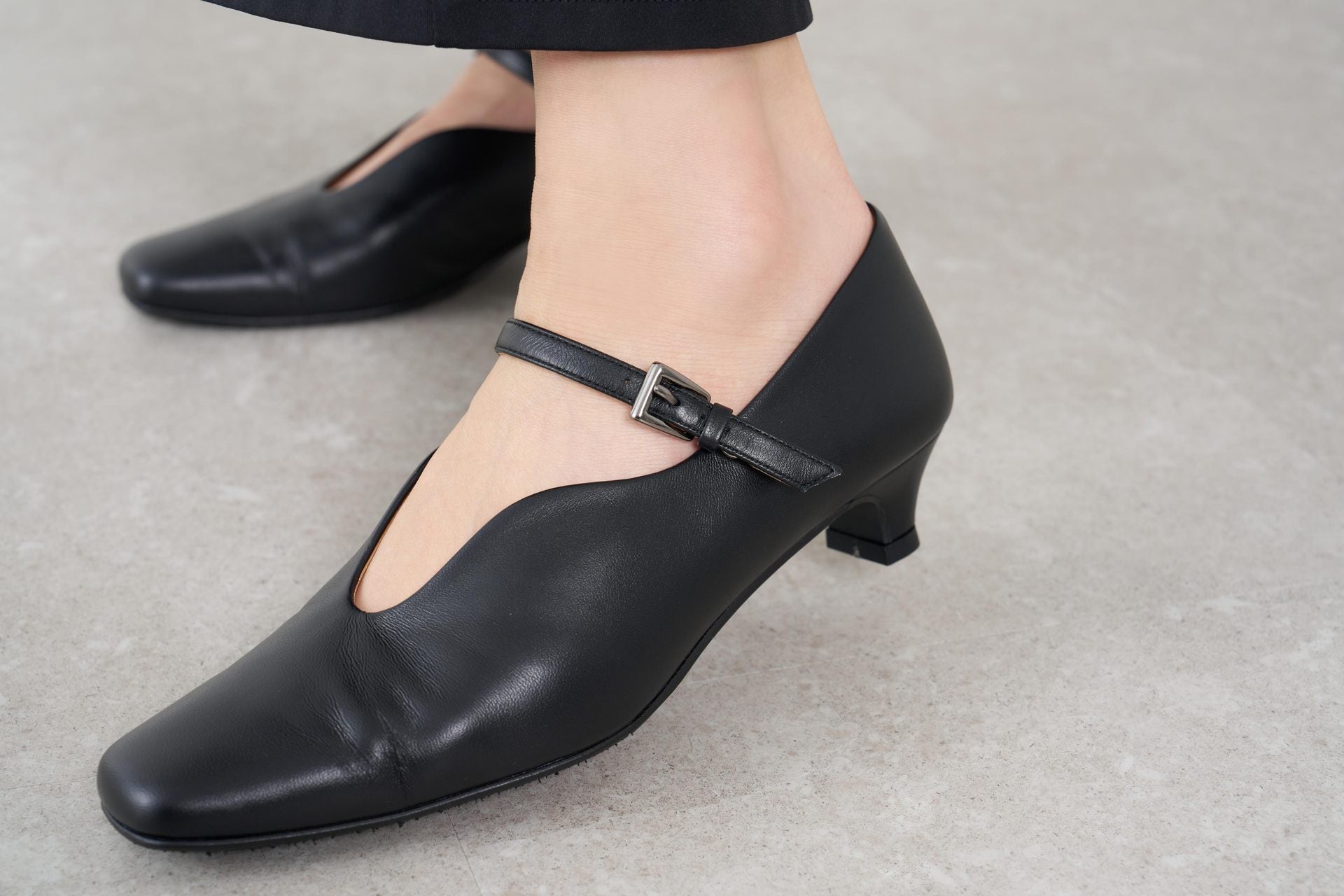 シプレ CHYPRE 3.5cmスクエアトウシーリング仕様ストラップ付きソフトパンプス (ダークシルバー) ダークシルバー