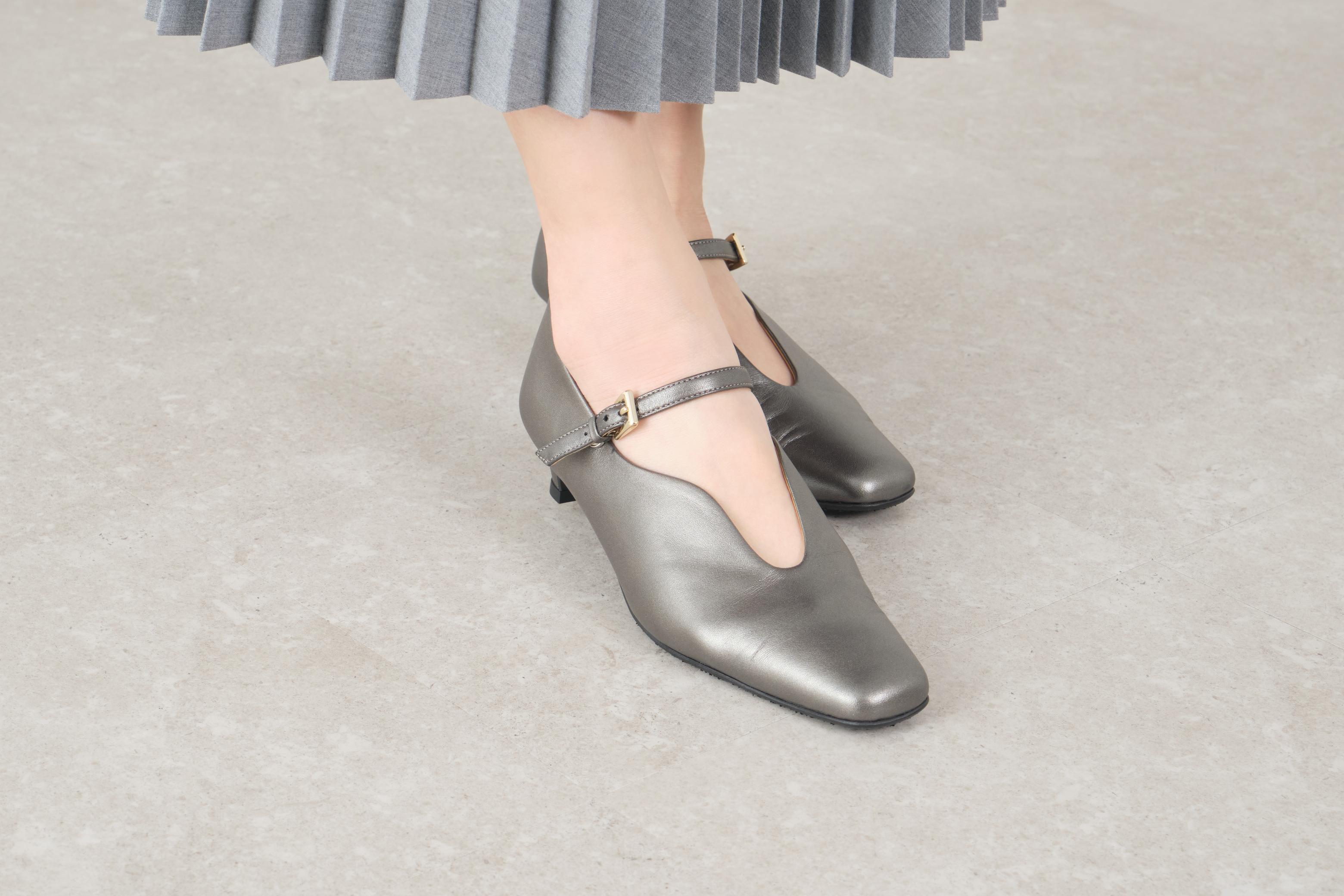 シプレ CHYPRE 3.5cmスクエアトウシーリング仕様ストラップ付きソフトパンプス (ダークシルバー) ダークシルバー