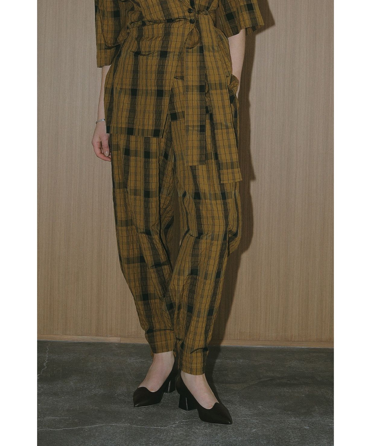 マノフ MANOF BELTED GATHER PANTS (CAMEL) CAMEL