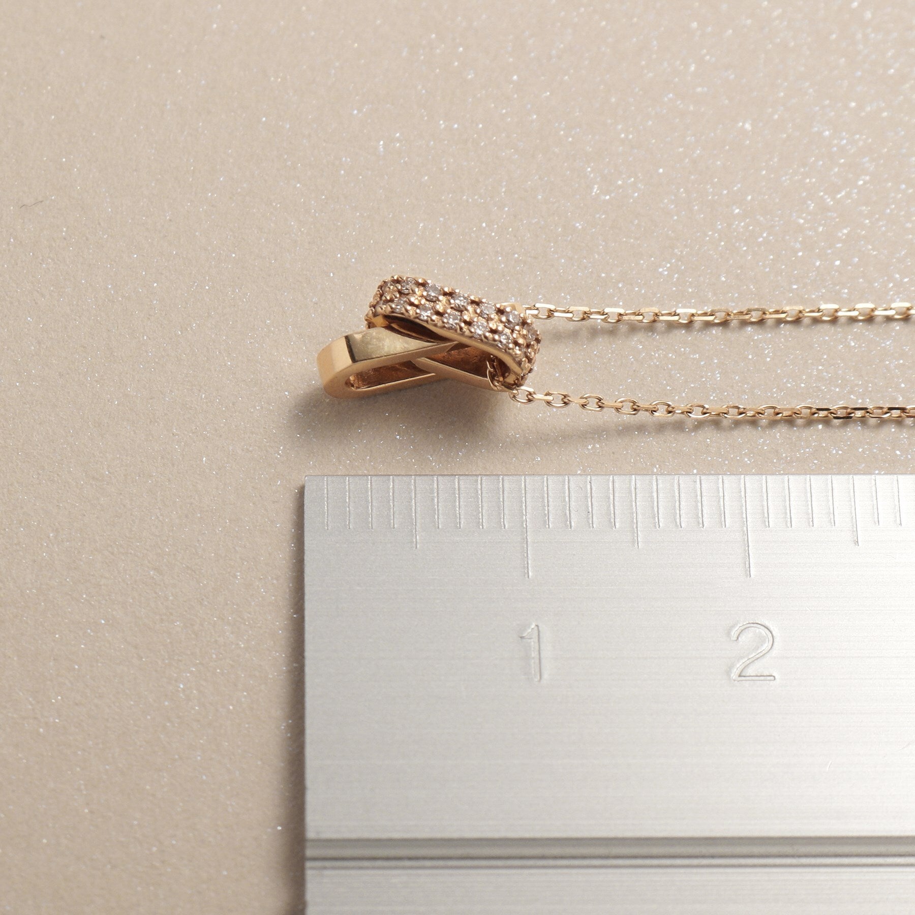 ココシュニック COCOSHNIK K10ダイヤモンド アシンメトリークロス ネックレス (アイボリー(104)) アイボリー(104)