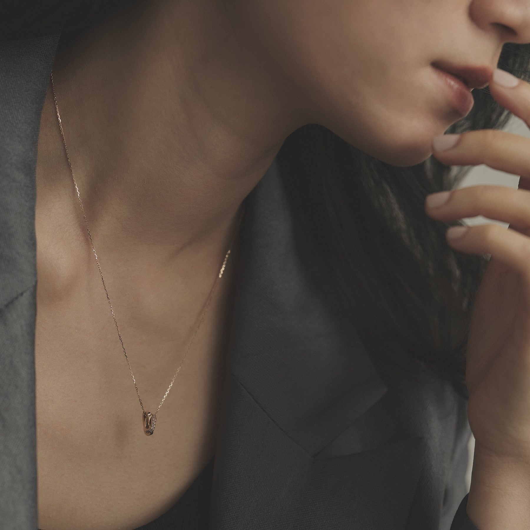 ココシュニック COCOSHNIK K10ダイヤモンド アシンメトリークロス ネックレス (アイボリー(104)) アイボリー(104)