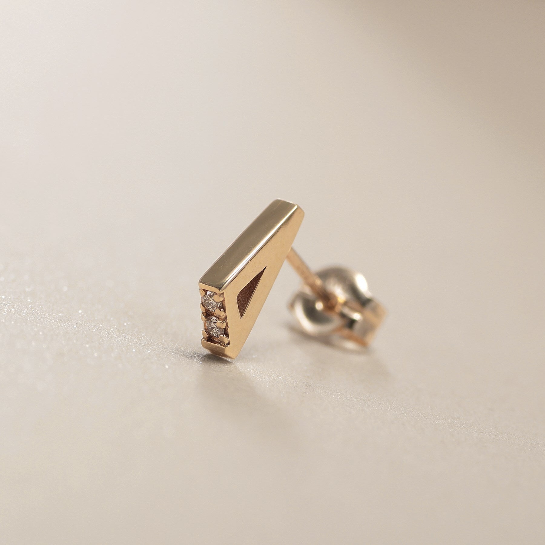 ココシュニック COCOSHNIK K10ダイヤモンド トライアングルシェイプ スタッドピアス (アイボリー(104)) アイボリー(104)