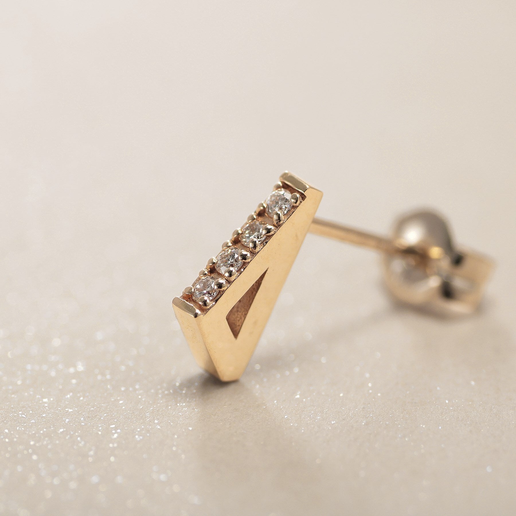 ココシュニック COCOSHNIK K10ダイヤモンド トライアングルシェイプ スタッドピアス (アイボリー(104)) アイボリー(104)