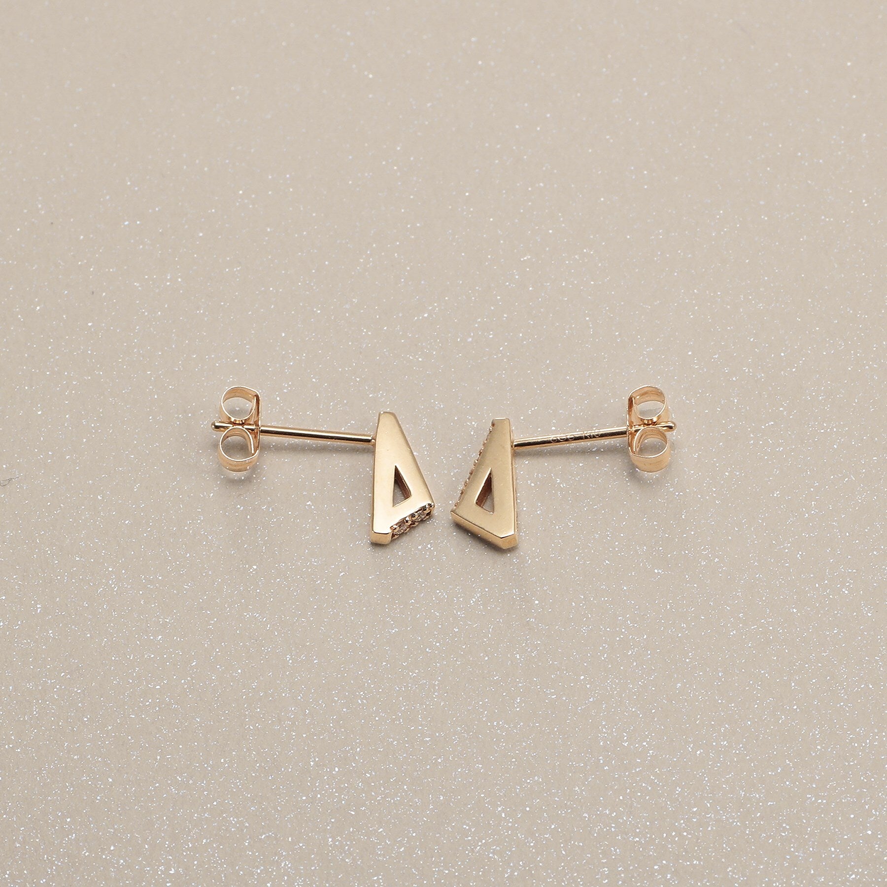 ココシュニック COCOSHNIK K10ダイヤモンド トライアングルシェイプ スタッドピアス (アイボリー(104)) アイボリー(104)