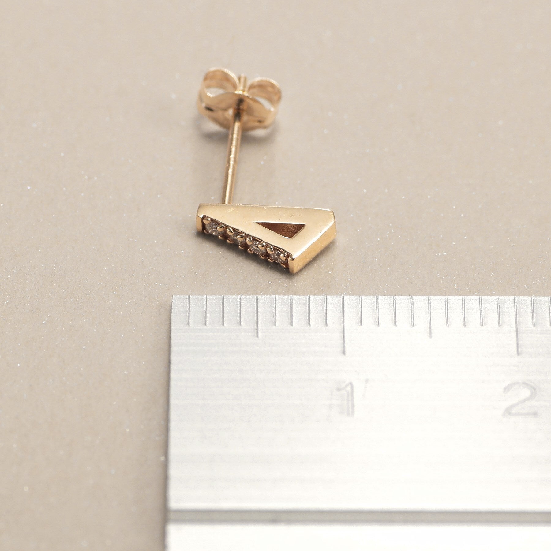 ココシュニック COCOSHNIK K10ダイヤモンド トライアングルシェイプ スタッドピアス (アイボリー(104)) アイボリー(104)