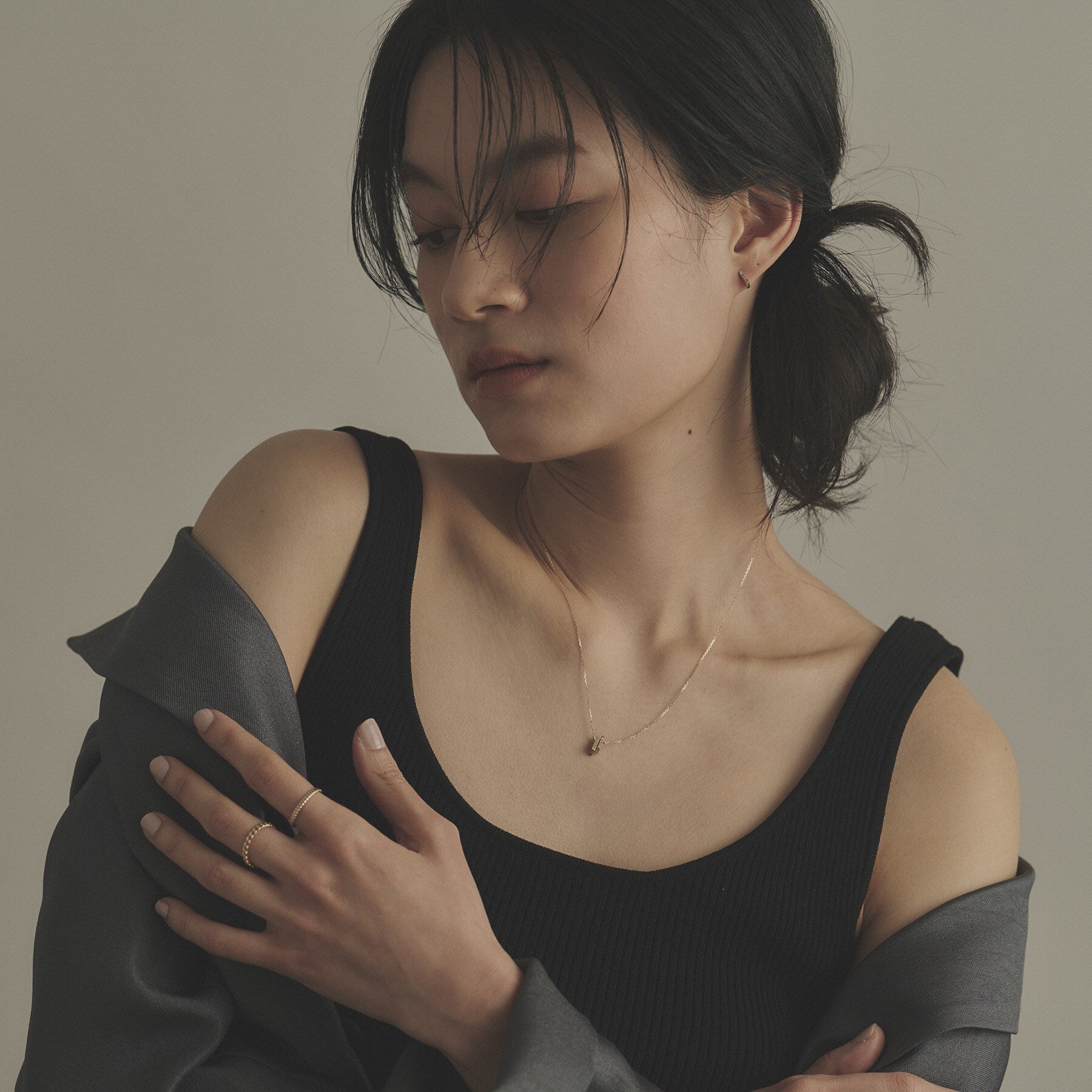 ココシュニック COCOSHNIK K10ダイヤモンド トライアングルシェイプ スタッドピアス (アイボリー(104)) アイボリー(104)