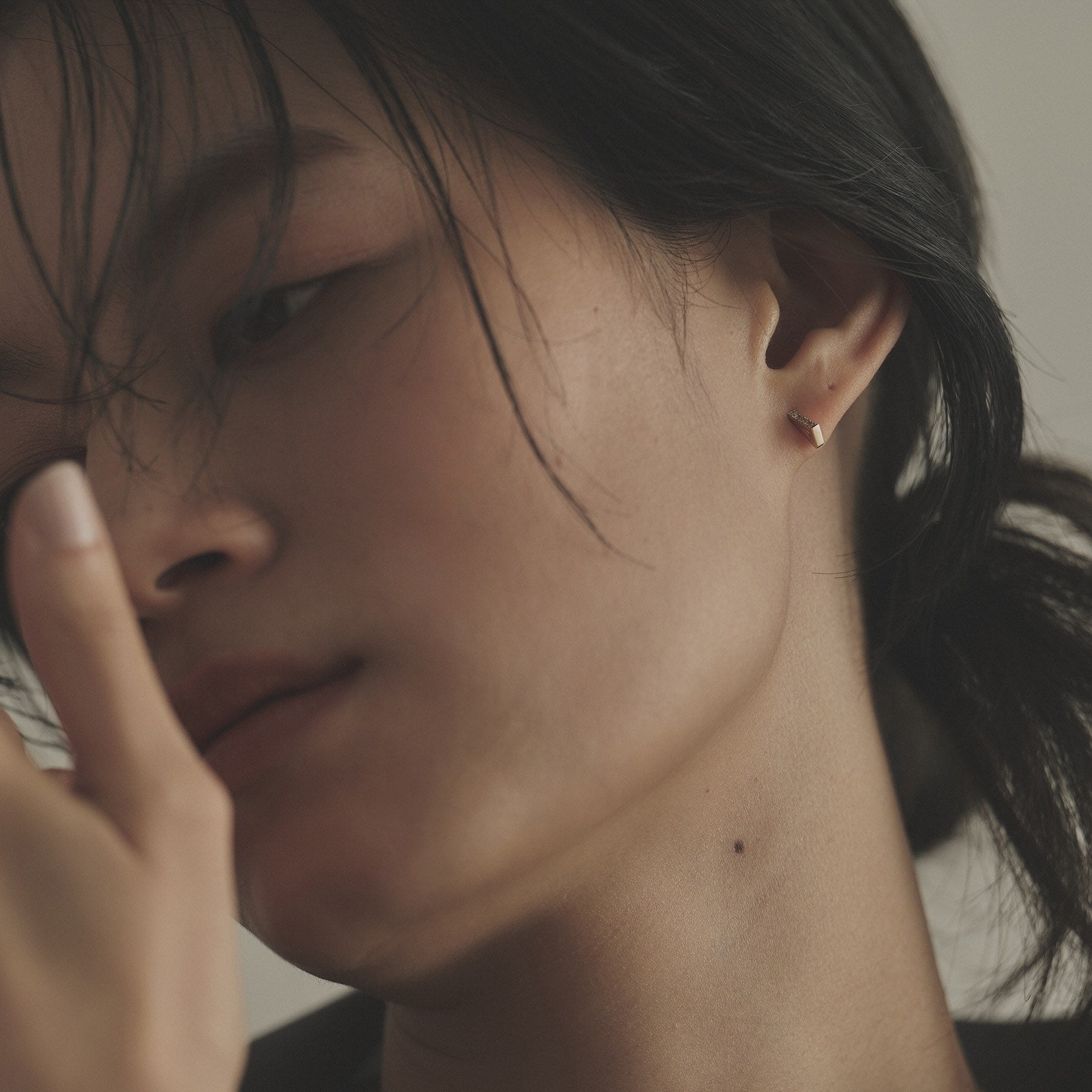 ココシュニック COCOSHNIK K10ダイヤモンド トライアングルシェイプ スタッドピアス (アイボリー(104)) アイボリー(104)