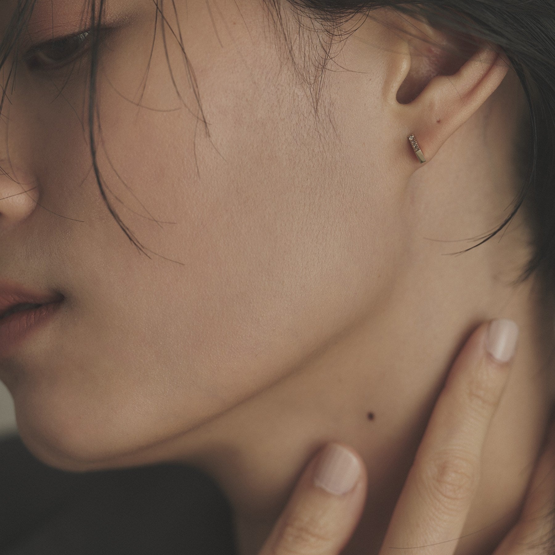 ココシュニック COCOSHNIK K10ダイヤモンド トライアングルシェイプ スタッドピアス (アイボリー(104)) アイボリー(104)