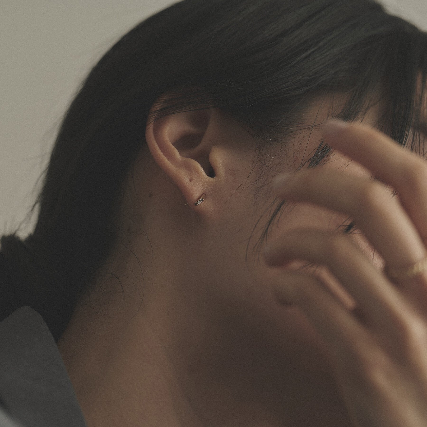 ココシュニック COCOSHNIK K10ダイヤモンド トライアングルシェイプ スタッドピアス (アイボリー(104)) アイボリー(104)