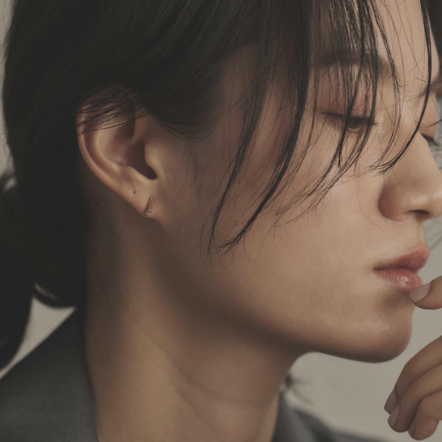 ココシュニック COCOSHNIK K10ダイヤモンド トライアングルシェイプ スタッドピアス (アイボリー(104)) アイボリー(104)