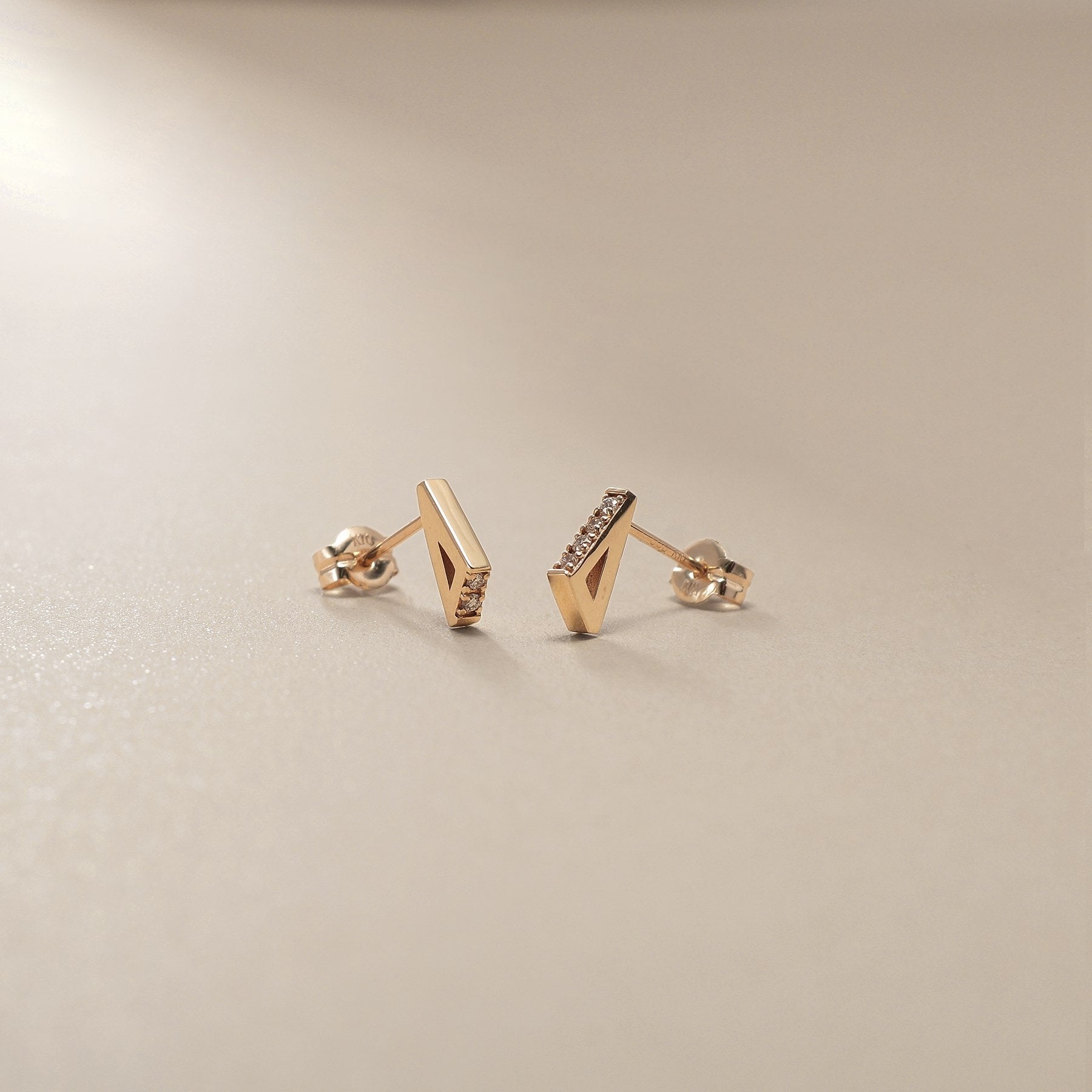 ココシュニック COCOSHNIK K10ダイヤモンド トライアングルシェイプ スタッドピアス (アイボリー(104)) アイボリー(104)