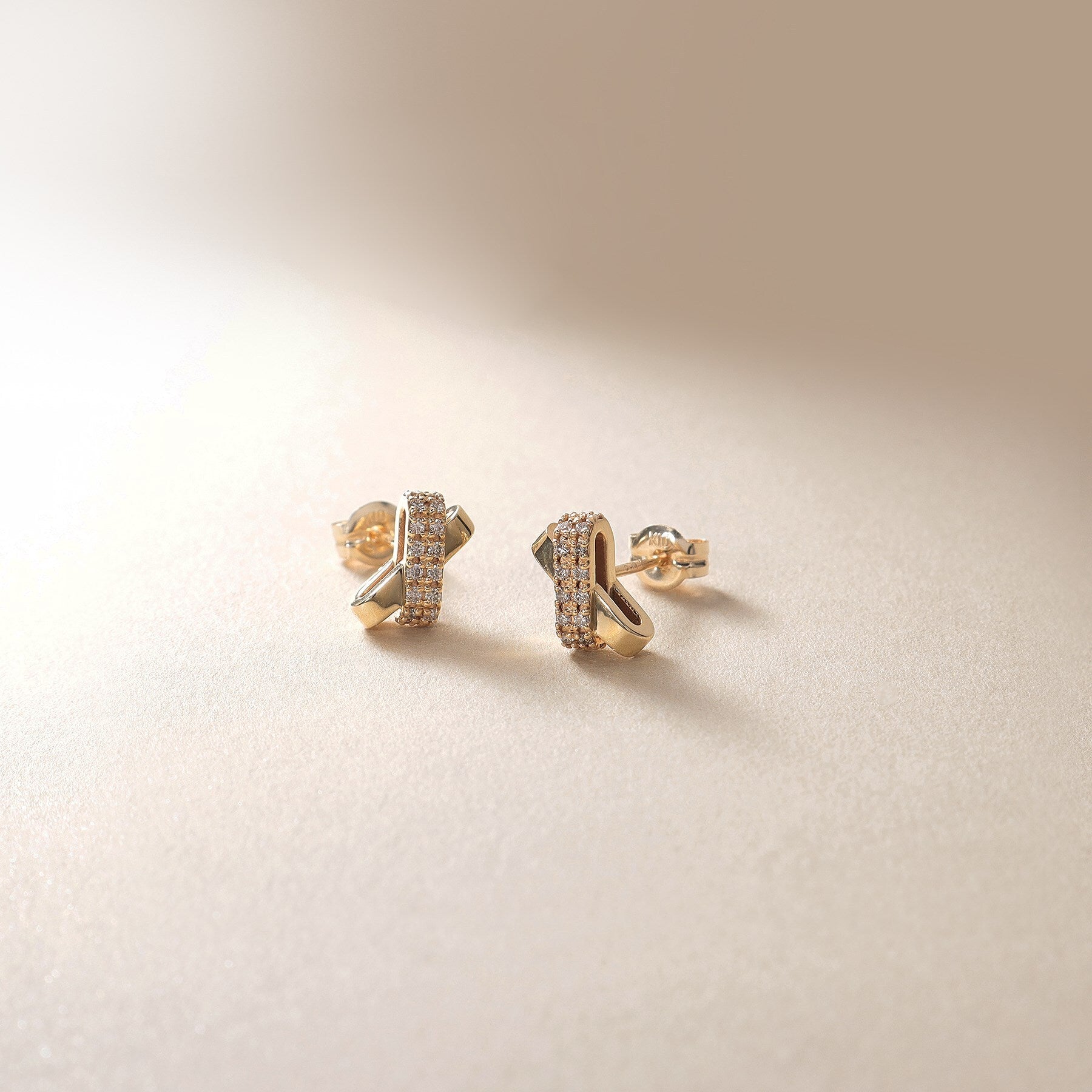 ココシュニック COCOSHNIK K10ダイヤモンド アシンメトリークロス スタッドピアス (アイボリー(104)) アイボリー(104)