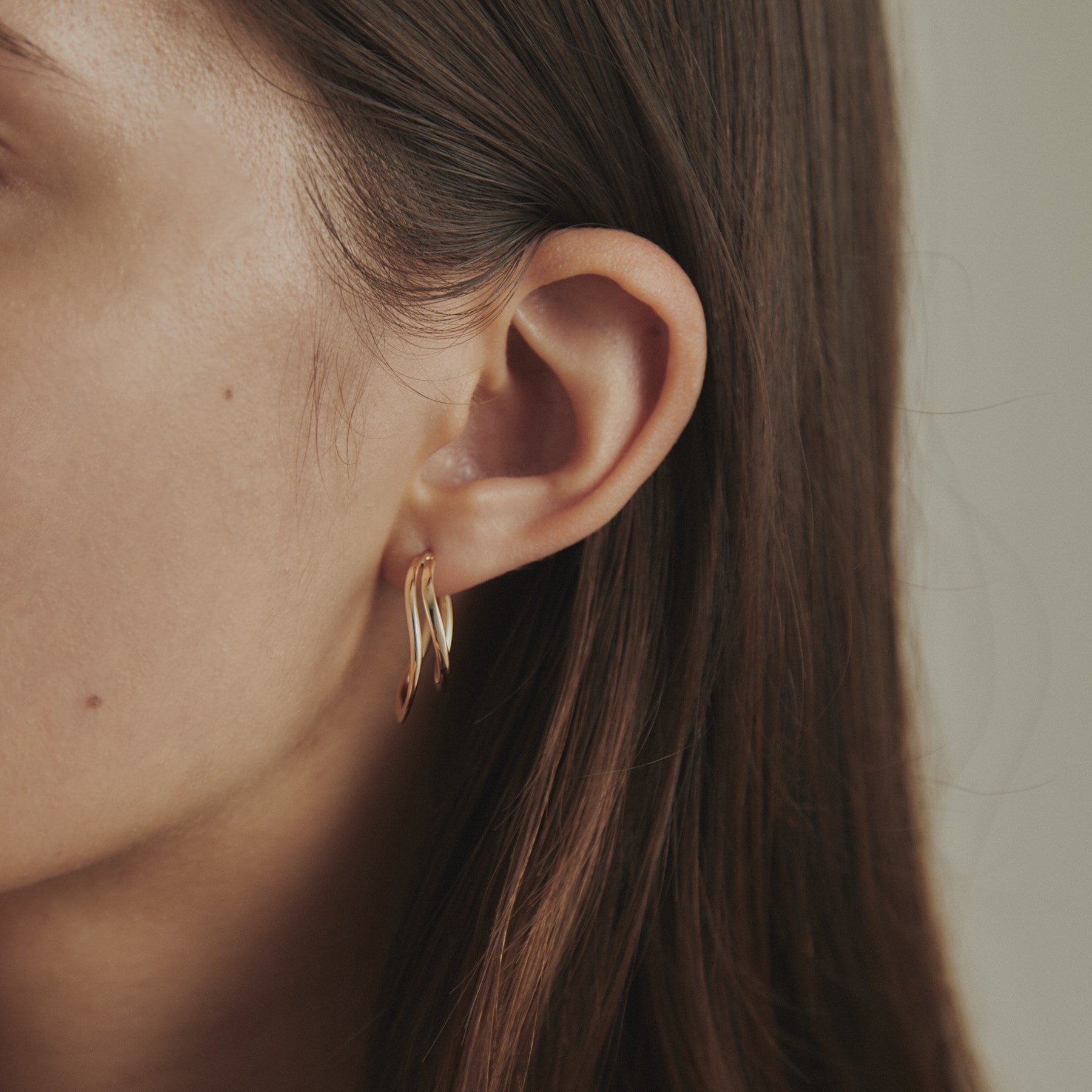 ココシュニック COCOSHNIK K10中空カーブダブル フープピアス (イエローゴールド(100)) イエローゴールド(100)