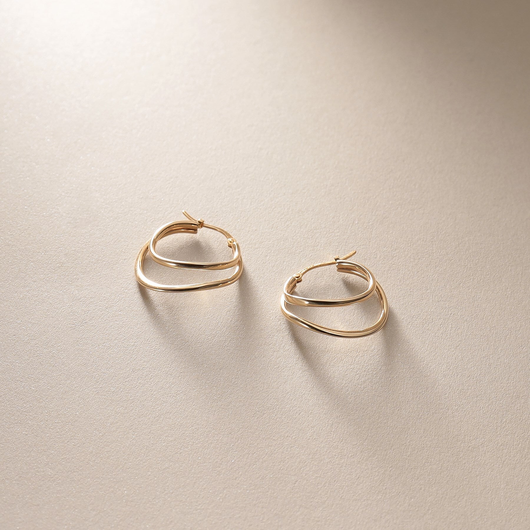 ココシュニック COCOSHNIK K10中空カーブダブル フープピアス (イエローゴールド(100)) イエローゴールド(100)