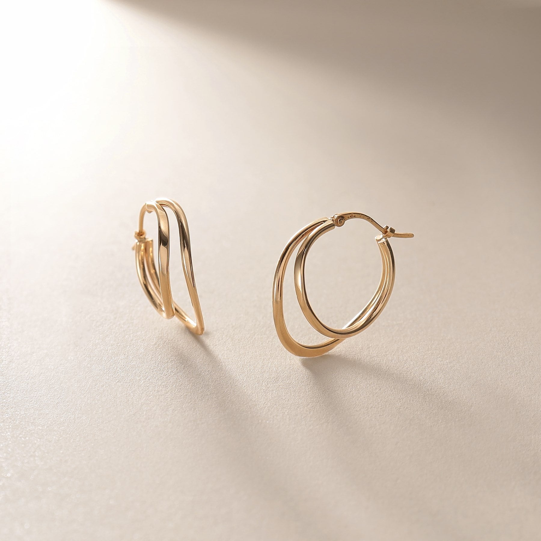 ココシュニック COCOSHNIK K10中空カーブダブル フープピアス (イエローゴールド(100)) イエローゴールド(100)