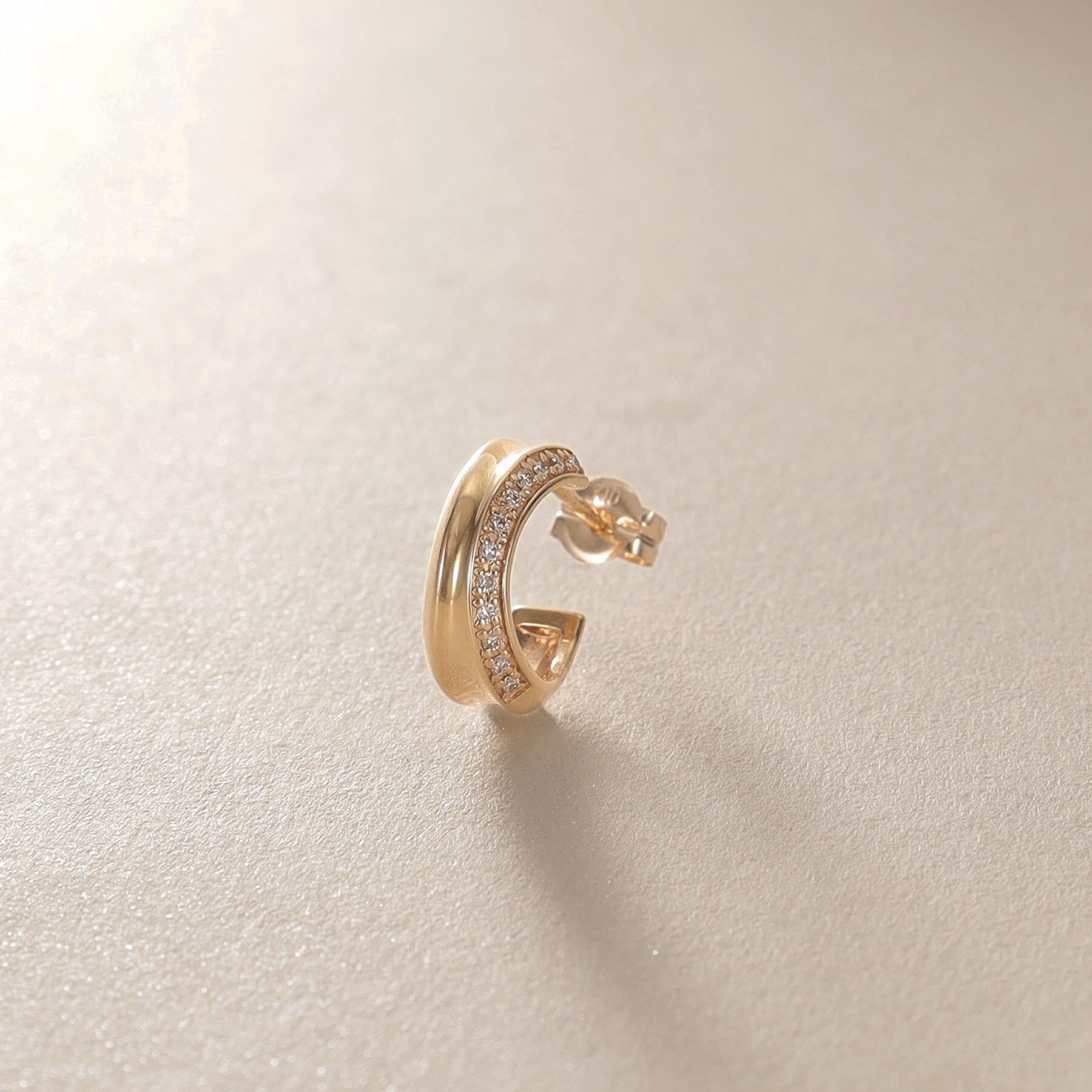 ココシュニック COCOSHNIK K10ダイヤモンド 逆アールフープ スタッドピアス (イエローゴールド(104)) イエローゴールド(104)