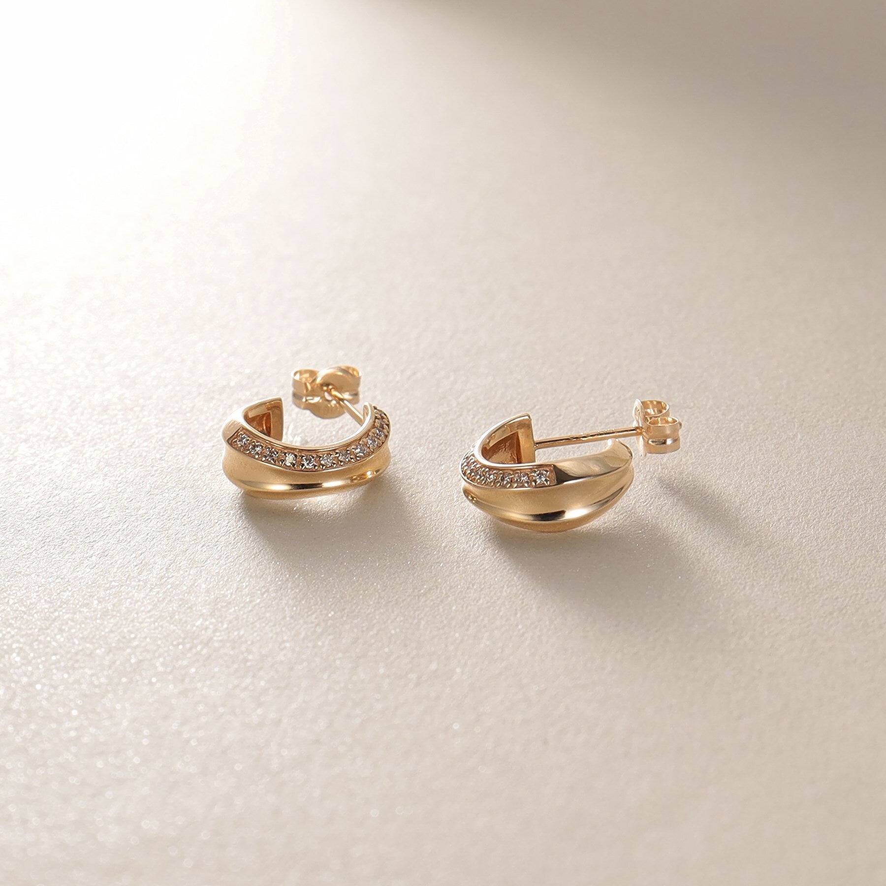 ココシュニック COCOSHNIK K10ダイヤモンド 逆アールフープ スタッドピアス (イエローゴールド(104)) イエローゴールド(104)