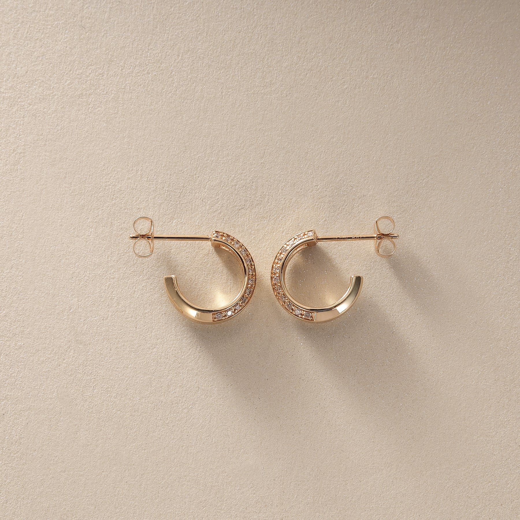 ココシュニック COCOSHNIK K10ダイヤモンド 逆アールフープ スタッドピアス (イエローゴールド(104)) イエローゴールド(104)