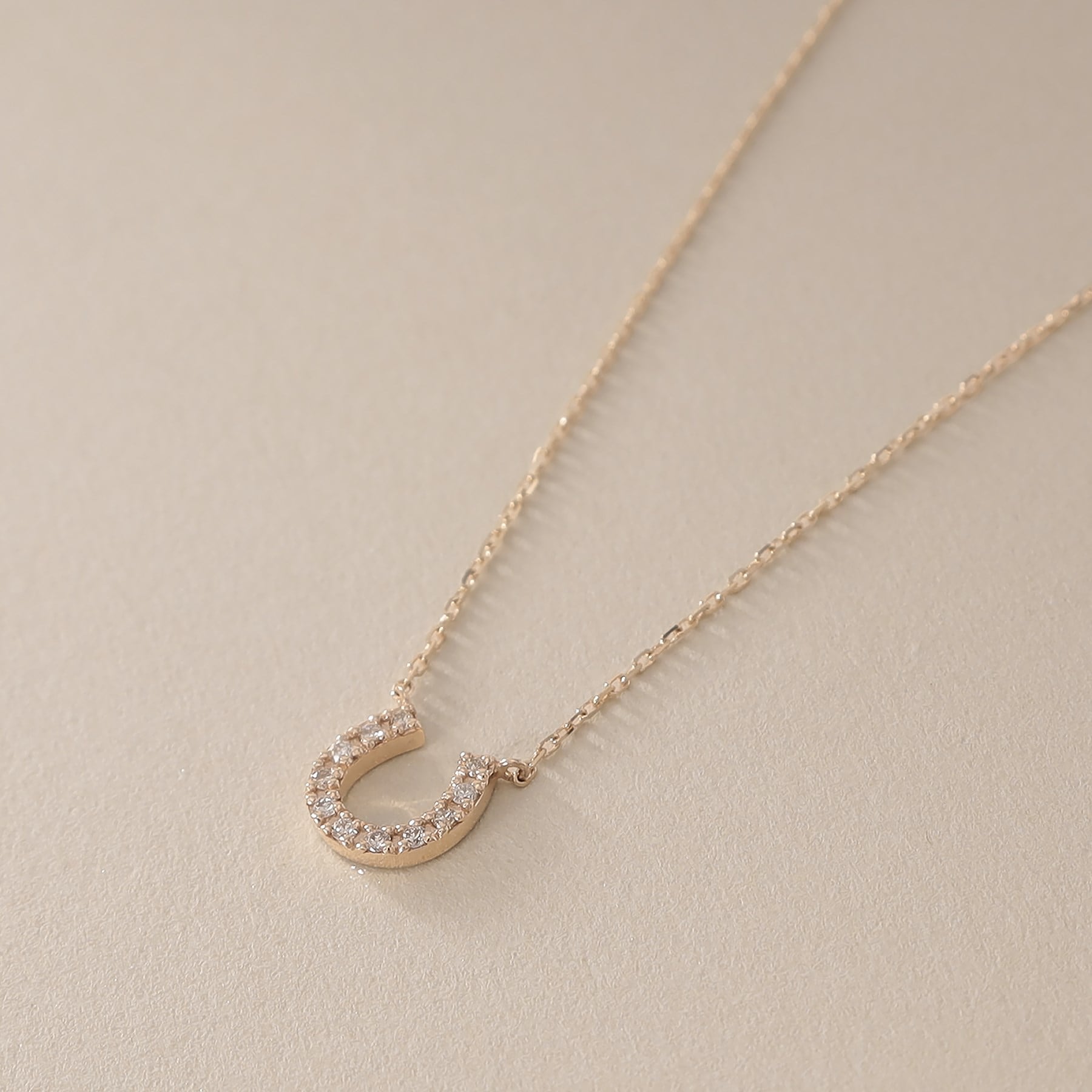 ココシュニック COCOSHNIK ダイヤモンド 馬蹄モチーフ ネックレス (イエローゴールド) ゴールド