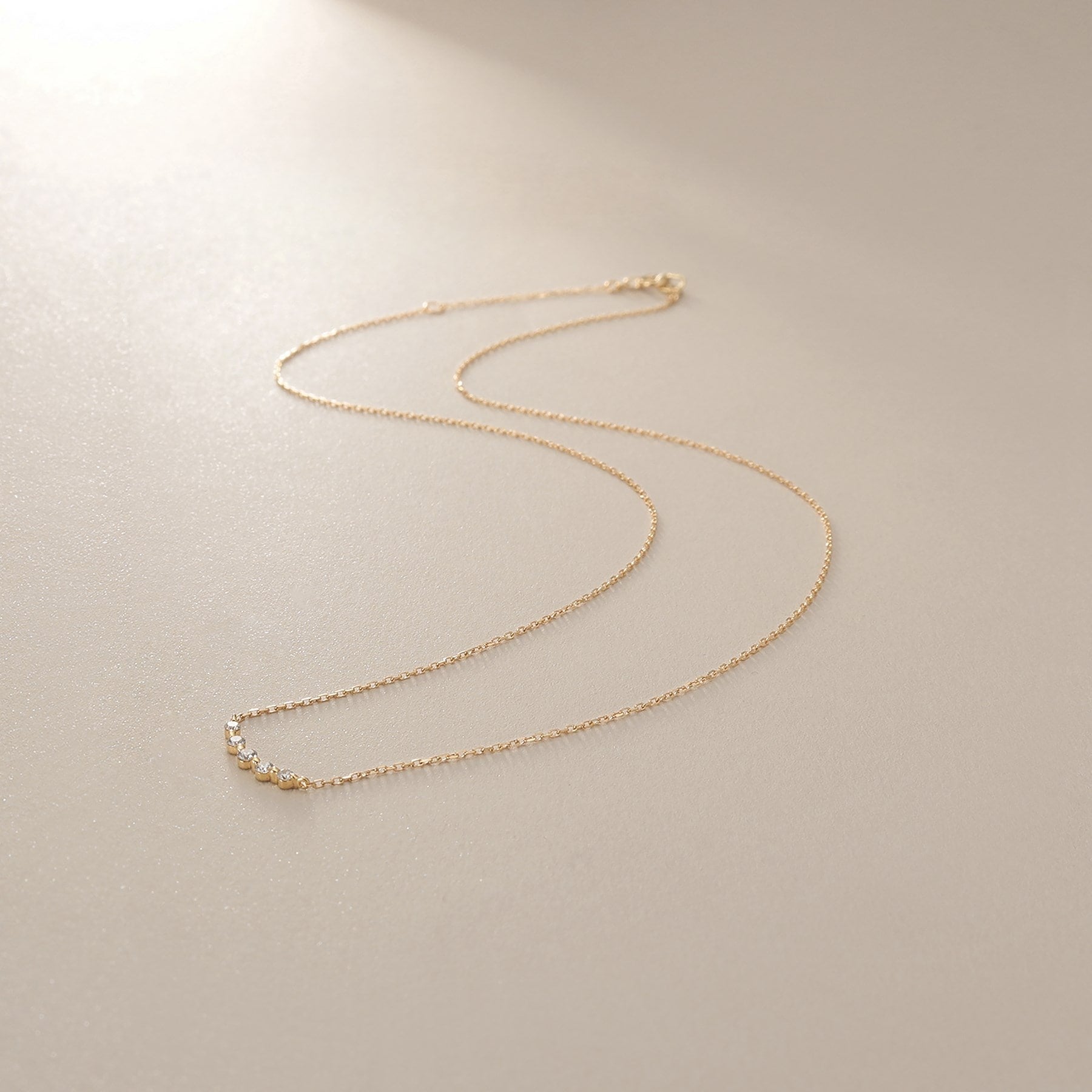 COCOSHNIK K18 Diamond Gradient 5 Stone Necklace