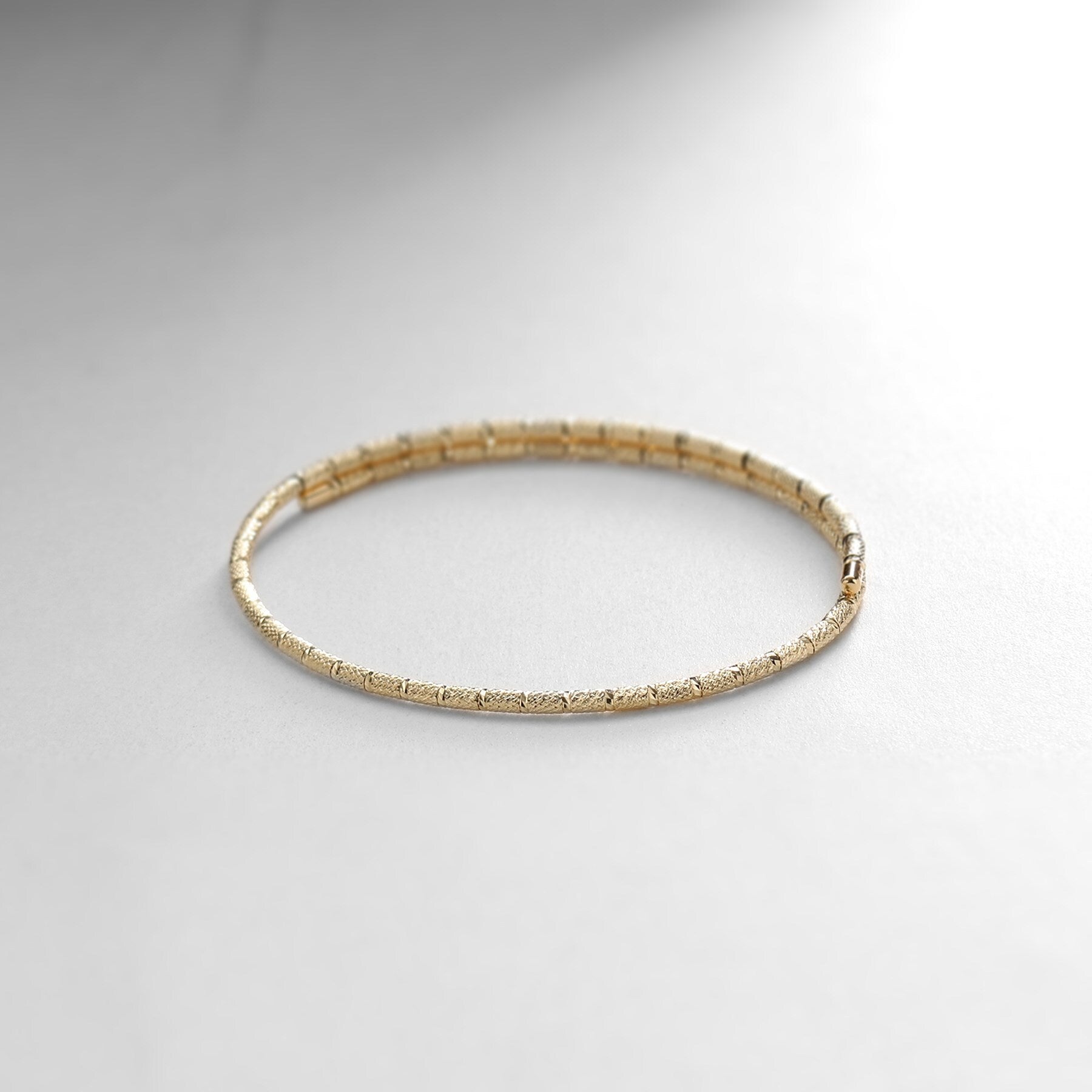 ココシュニック COCOSHNIK K10テクスチャーボール マグネットバングル イエローゴールド(100)