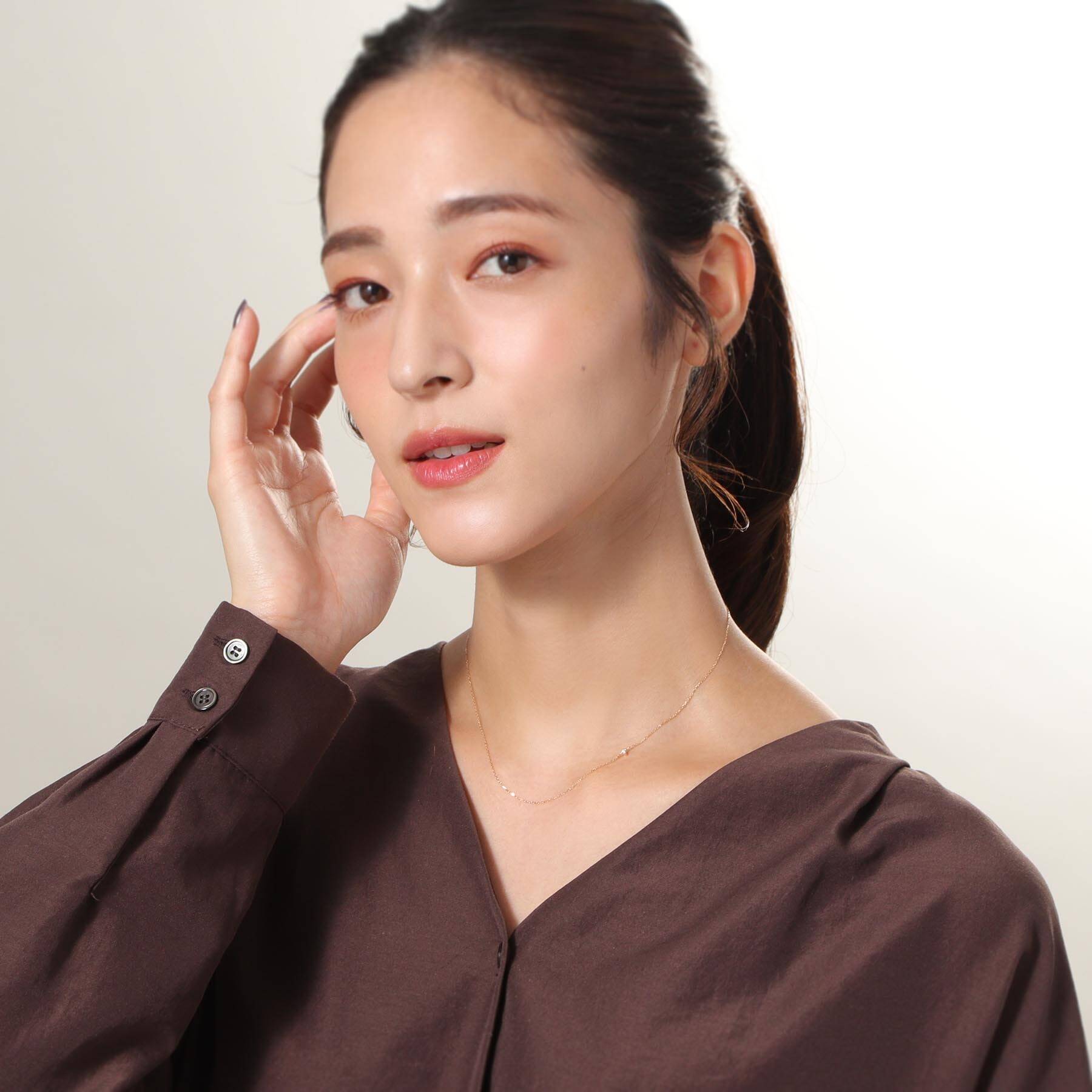 ココシュニック COCOSHNIK K10ダイヤモンド爪留め アシンメトリーネックレス イエローゴールド(104)