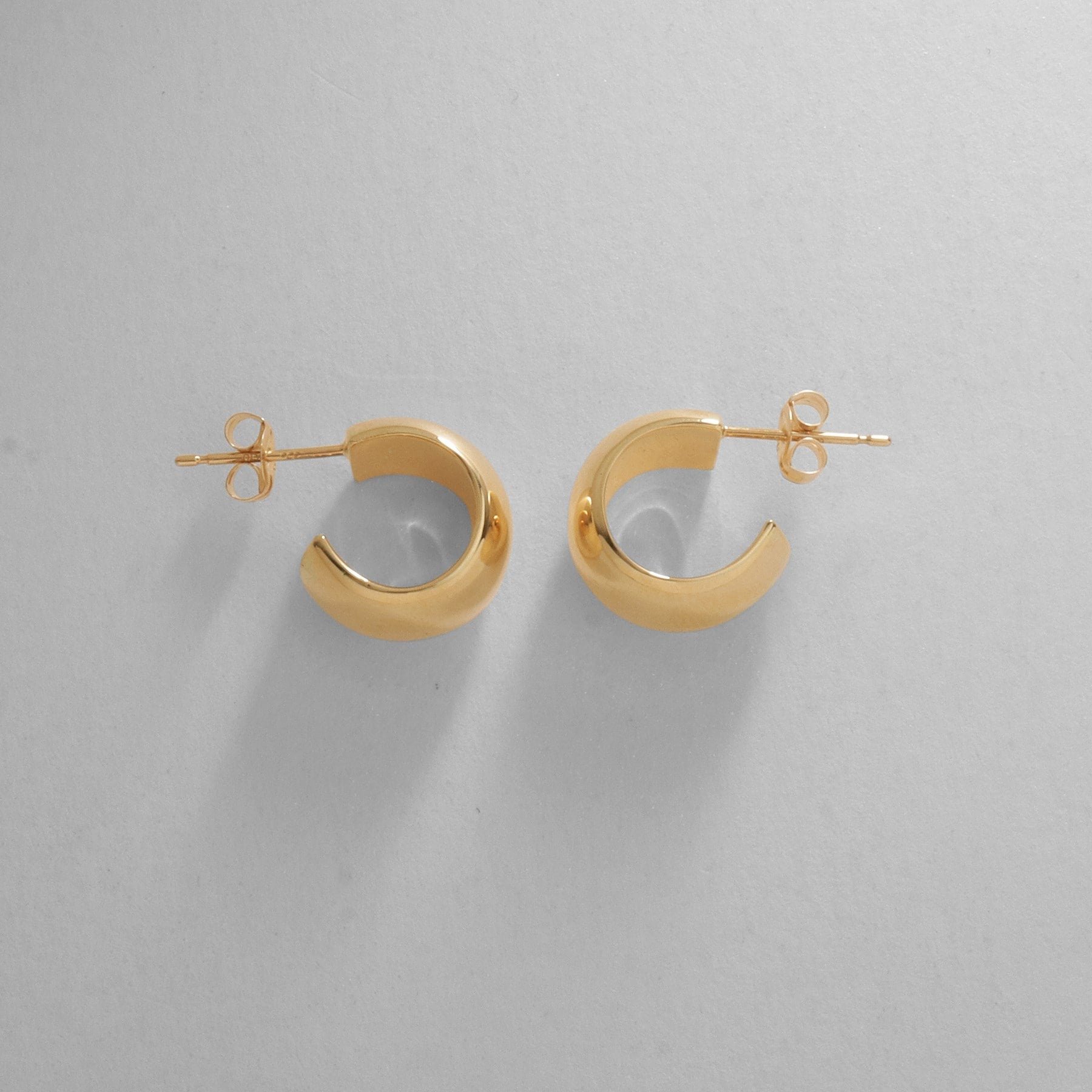 ココシュニック COCOSHNIK K10中空平甲フープ スタッドピアス クリスタル/透明(100)