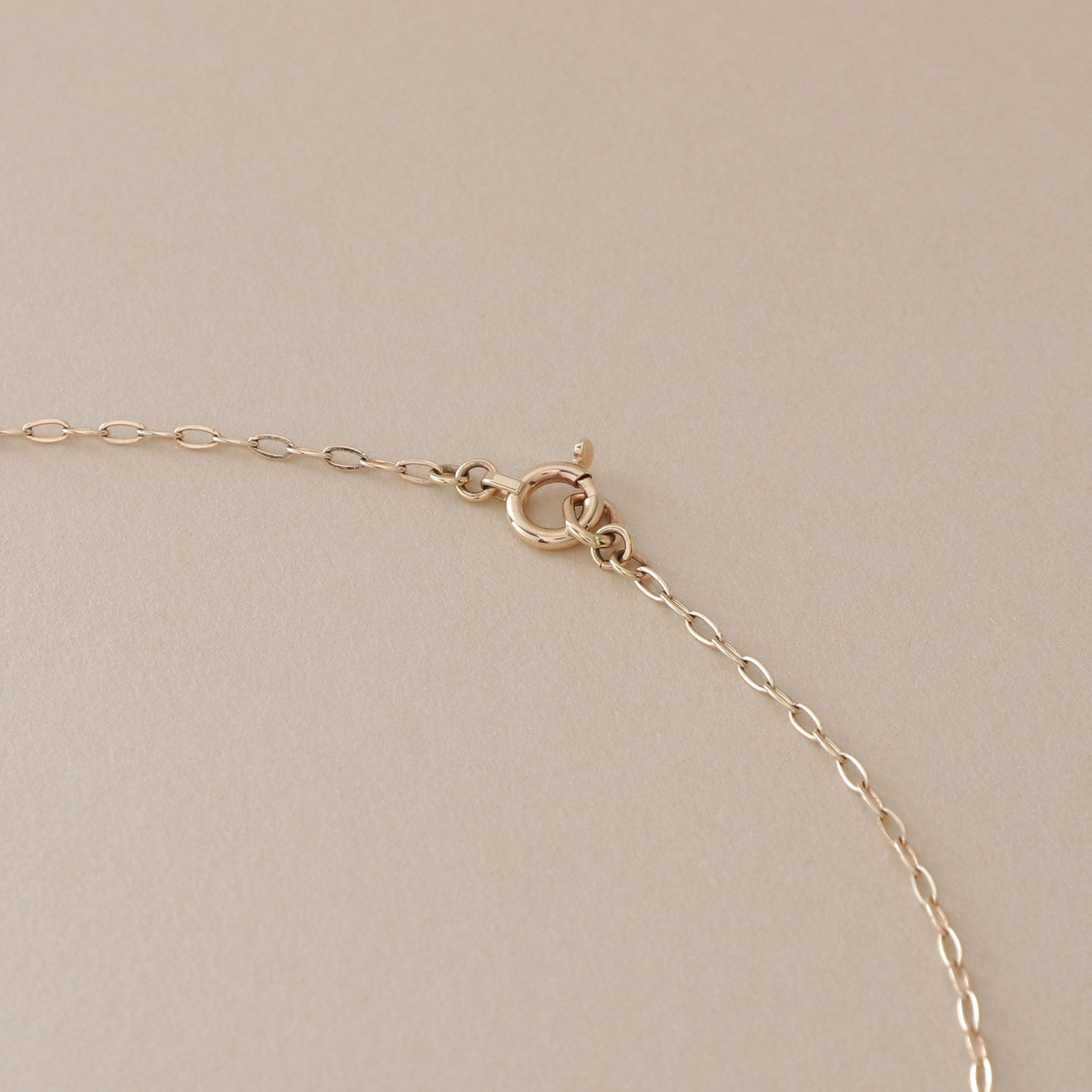 ココシュニック COCOSHNIK K10ダイヤモンド ロックモチーフ ネックレス (イエローゴールド(104)) イエローゴールド(104)