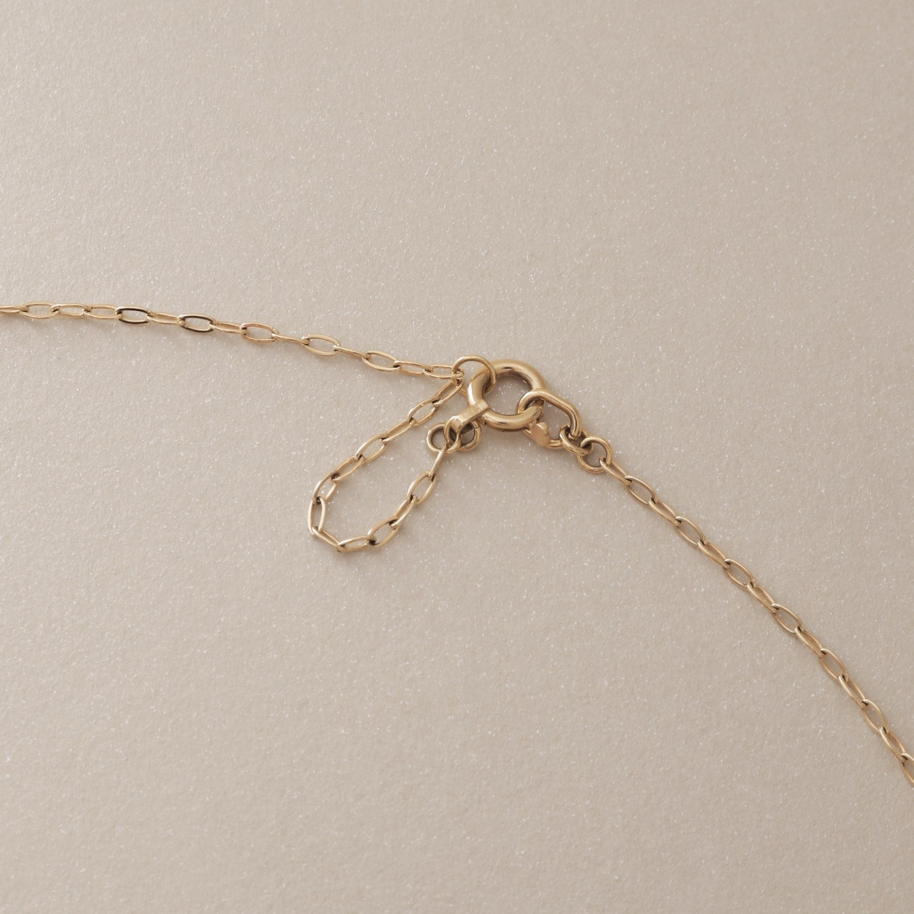 ココシュニック COCOSHNIK K10ダイヤモンド ロックモチーフ ネックレス (イエローゴールド(104)) イエローゴールド(104)