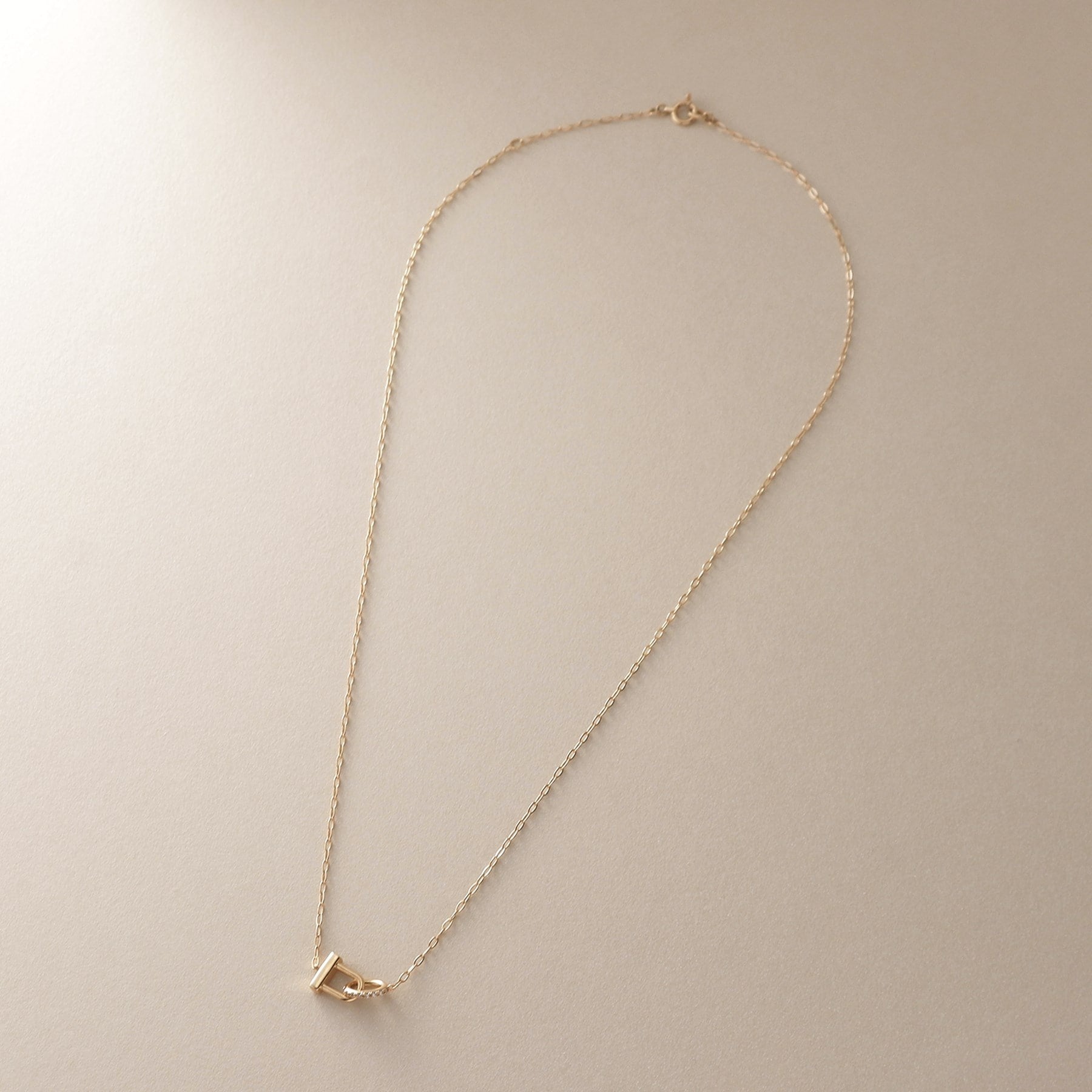 ココシュニック COCOSHNIK K10ダイヤモンド ロックモチーフ ネックレス (イエローゴールド(104)) イエローゴールド(104)