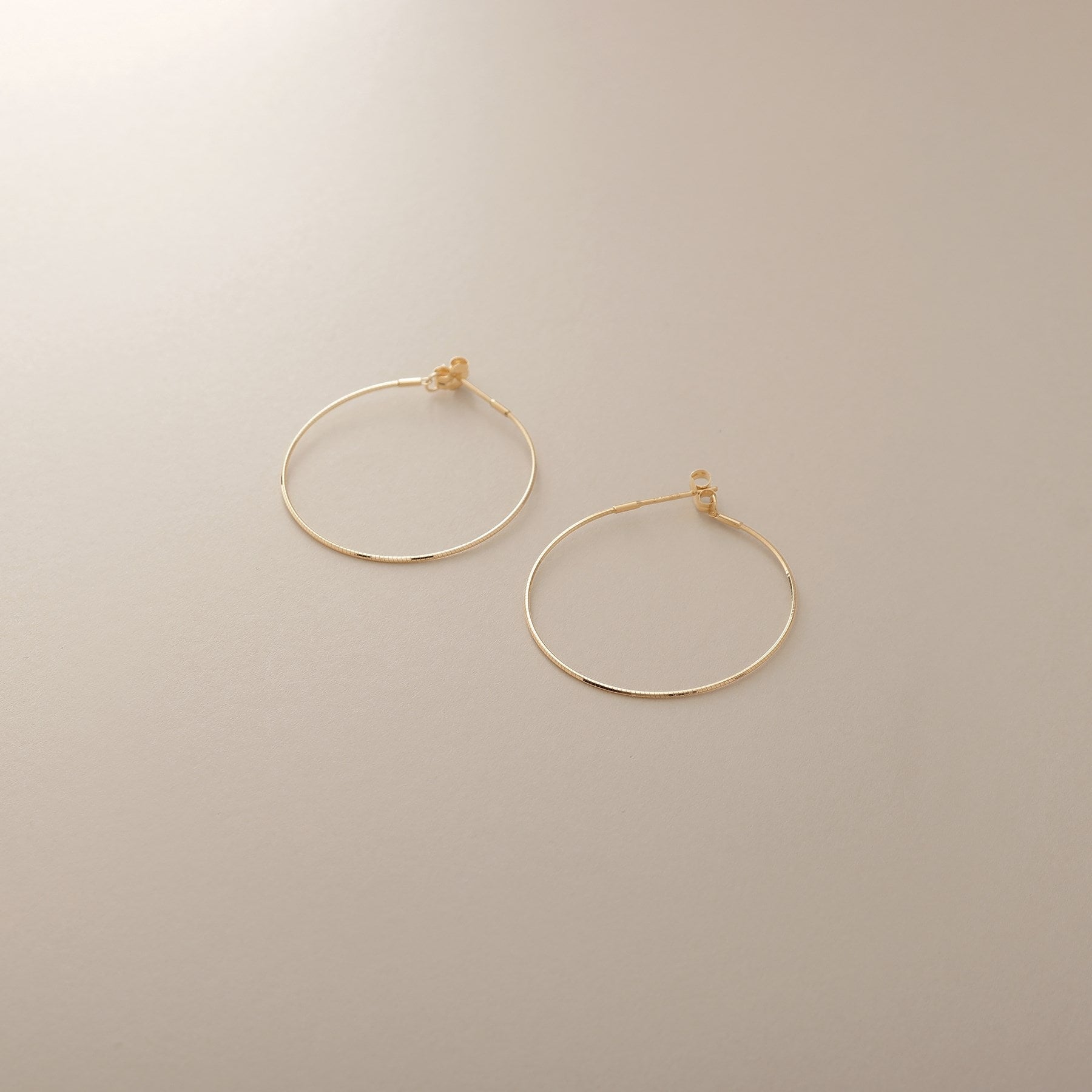 ココシュニック COCOSHNIK K18オメガチェーン フープピアス中 (イエローゴールド(100)) イエローゴールド(100)