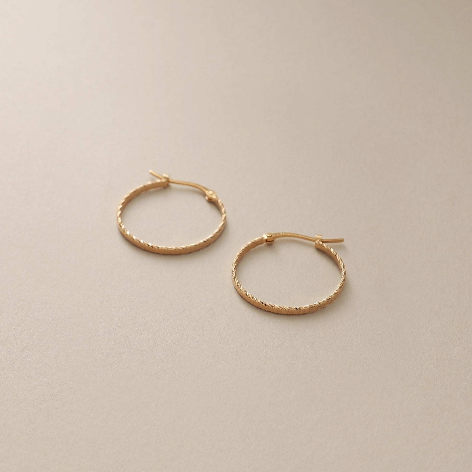 ココシュニック COCOSHNIK K10サイドカット フープピアス小 (イエローゴールド(100)) イエローゴールド(100)