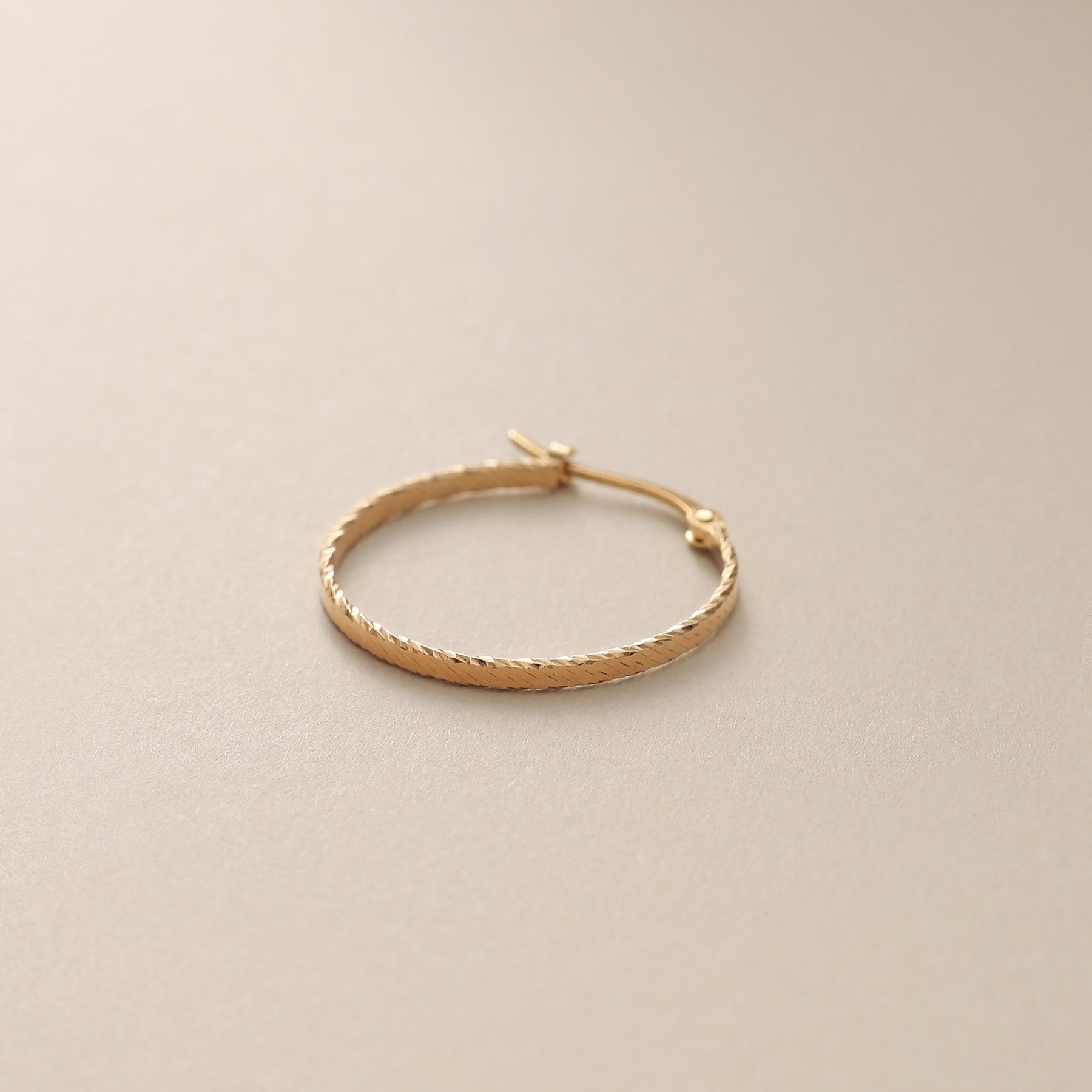 ココシュニック COCOSHNIK K10サイドカット フープピアス小 (イエローゴールド(100)) イエローゴールド(100)