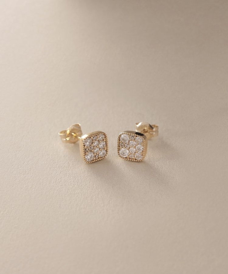 ココシュニック COCOSHNIK K10【サステナブル】モアサナイトランダムパヴェスクエア スタッドピアス (イエローゴールド(154)) イエローゴールド(154)