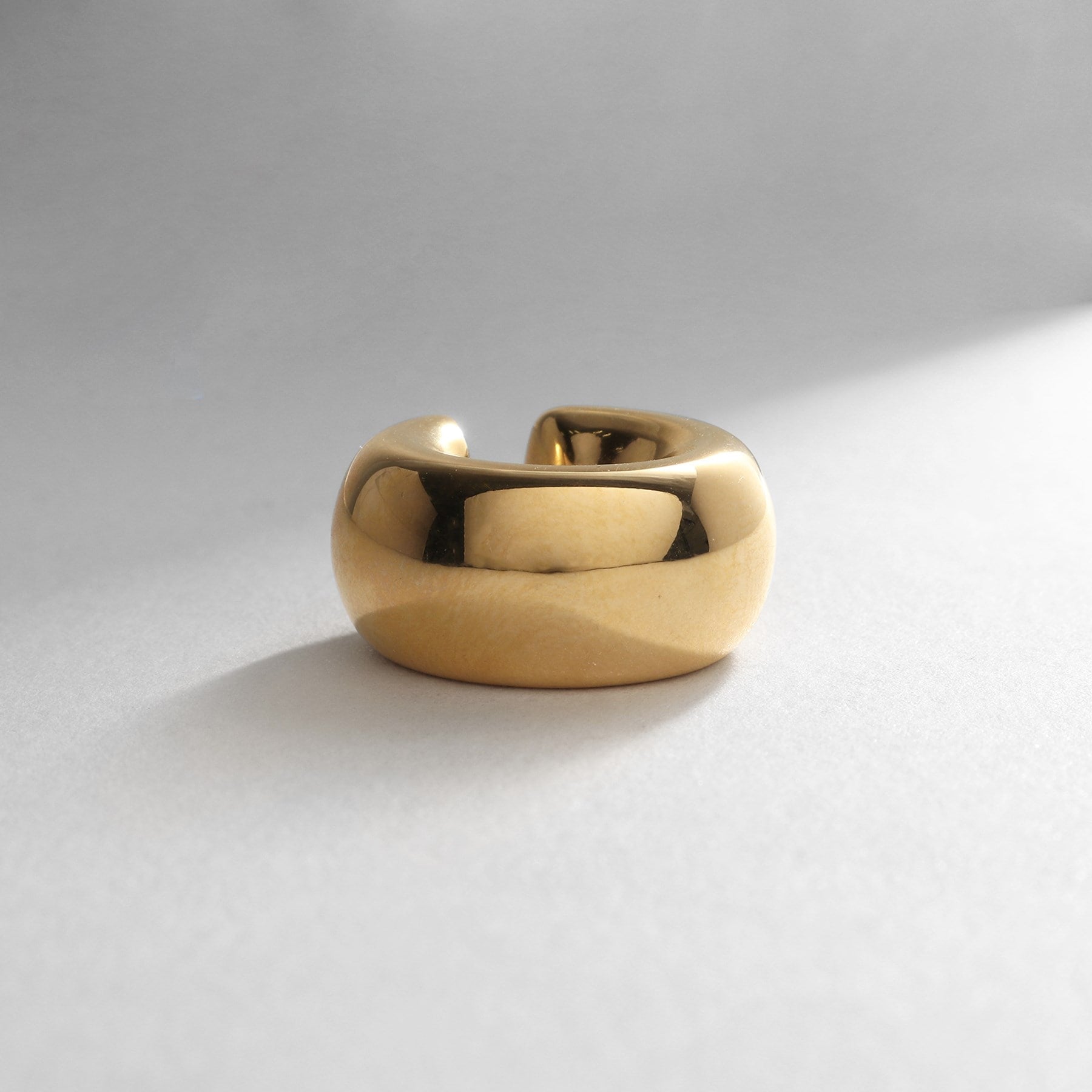 ココシュニック オンキッチュ COCOSHNIK ONKITSCH シルバー ホロウイヤーカフ ワイドフープ GP ゴールド(600)