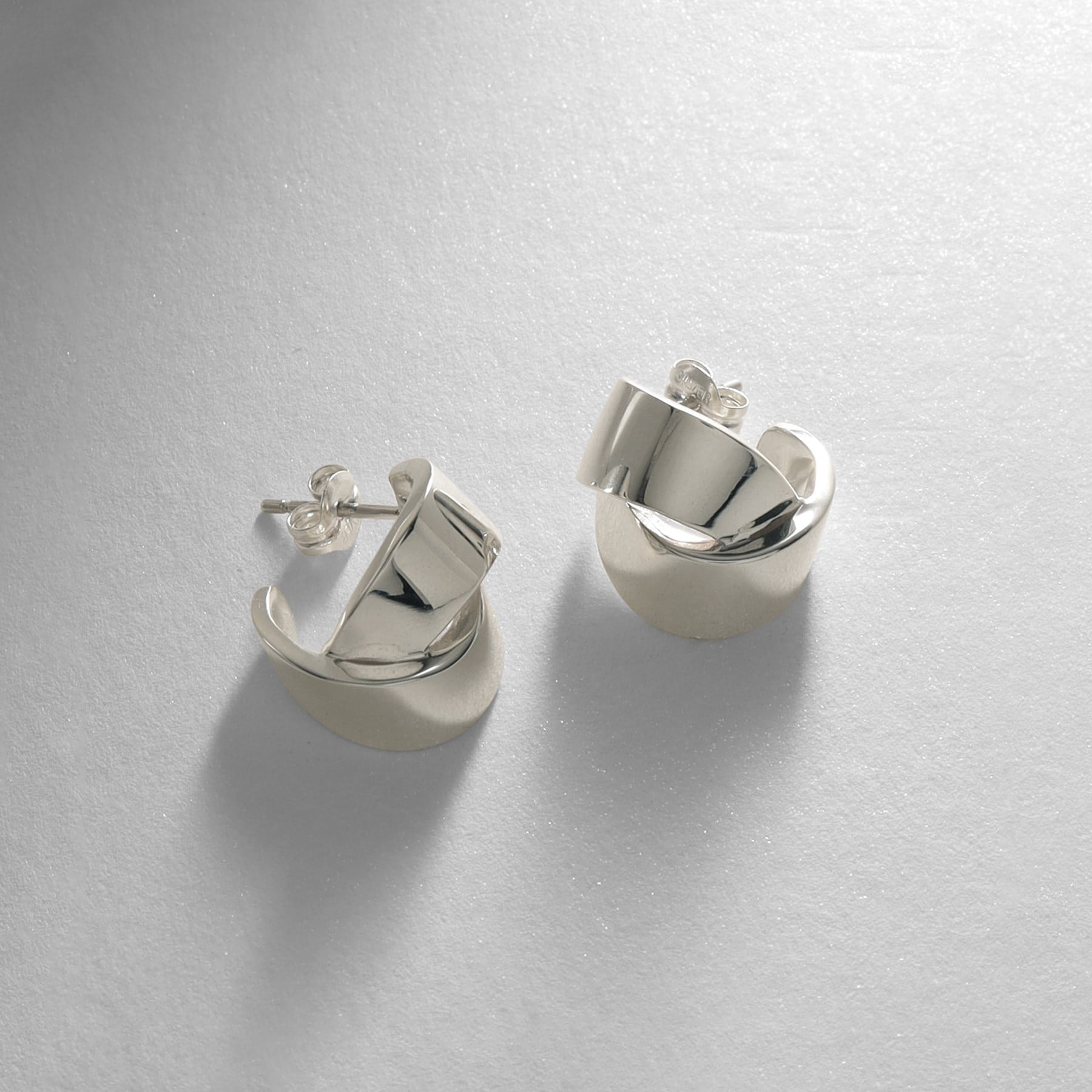 ココシュニック オンキッチュ COCOSHNIK ONKITSCH シルバー フォールディングピアス オーバーラップ クリスタル/透明(600)