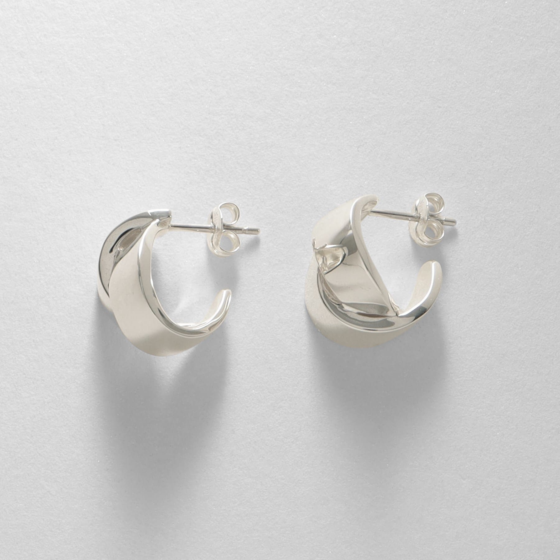 ココシュニック オンキッチュ COCOSHNIK ONKITSCH シルバー フォールディングピアス オーバーラップ クリスタル/透明(600)