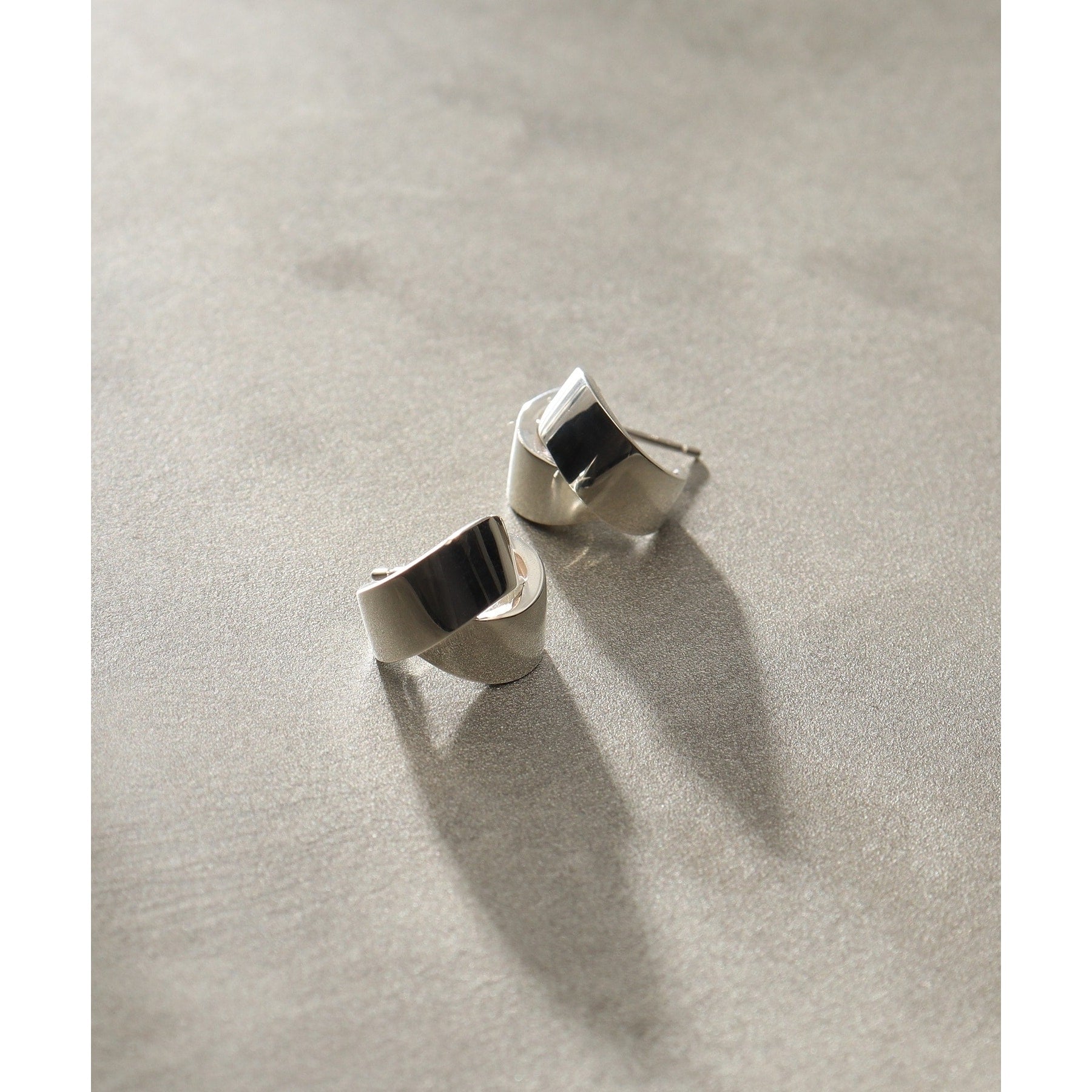 ココシュニック オンキッチュ COCOSHNIK ONKITSCH シルバー フォールディングピアス オーバーラップ クリスタル/透明(600)