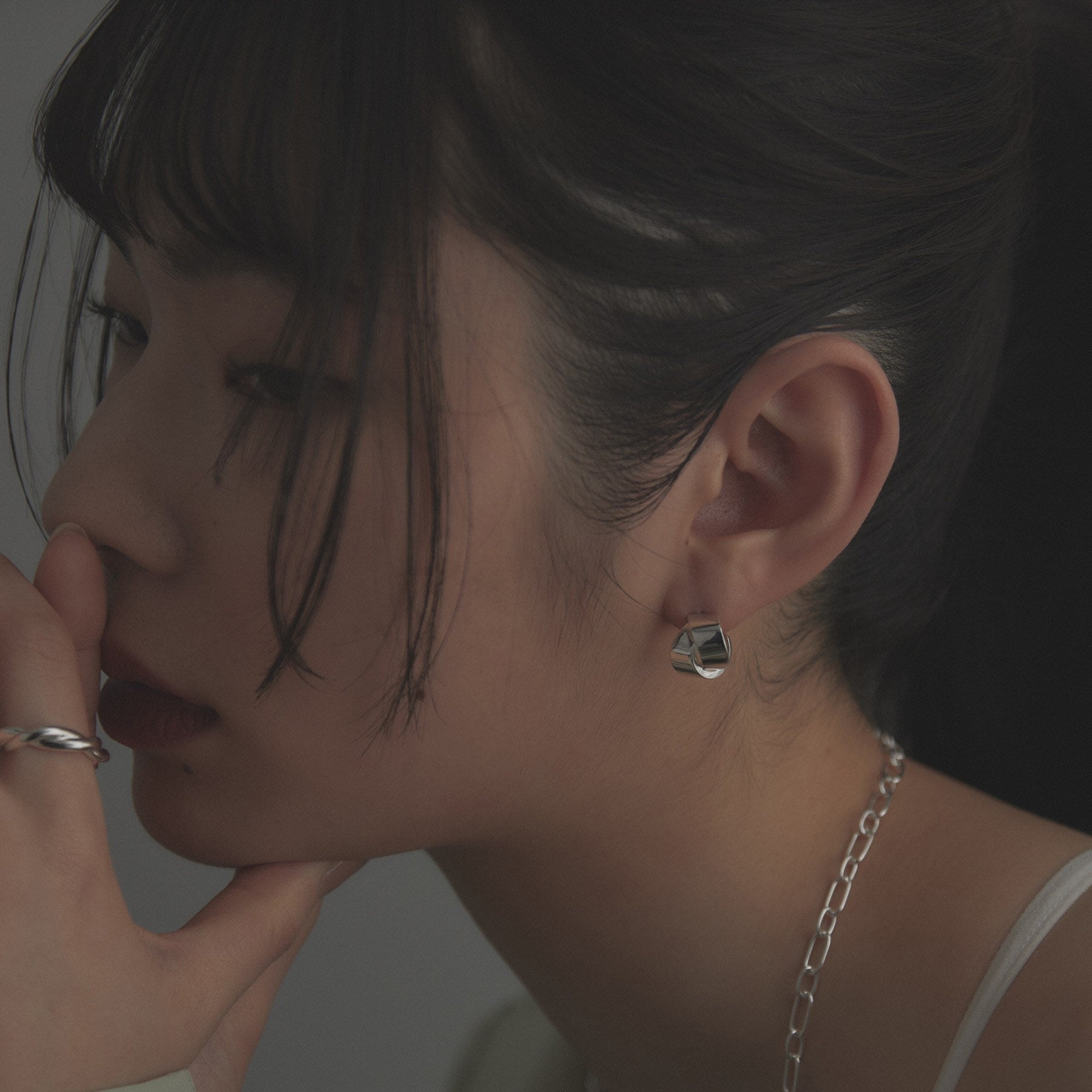 ココシュニック オンキッチュ COCOSHNIK ONKITSCH シルバー フォールディングピアス オーバーラップ クリスタル/透明(600)