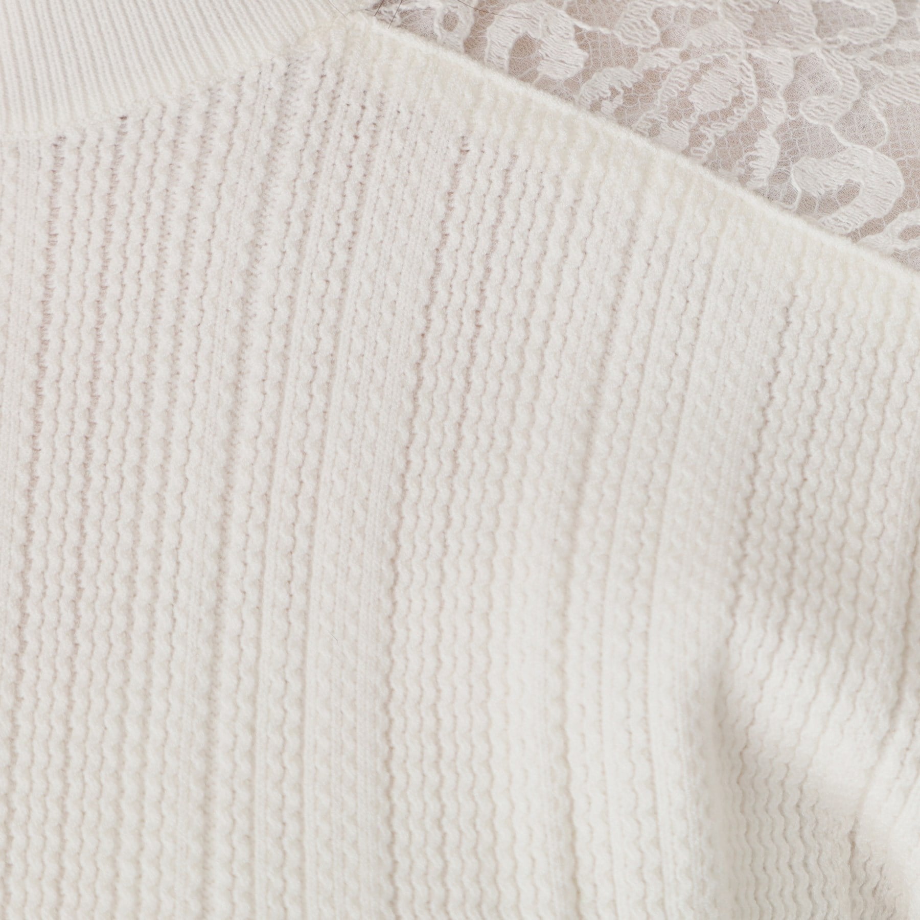 COUP DE CHANCE COUP DE CHANCE 【Washable】 Delicate lace creates a feminine look in this knit top.