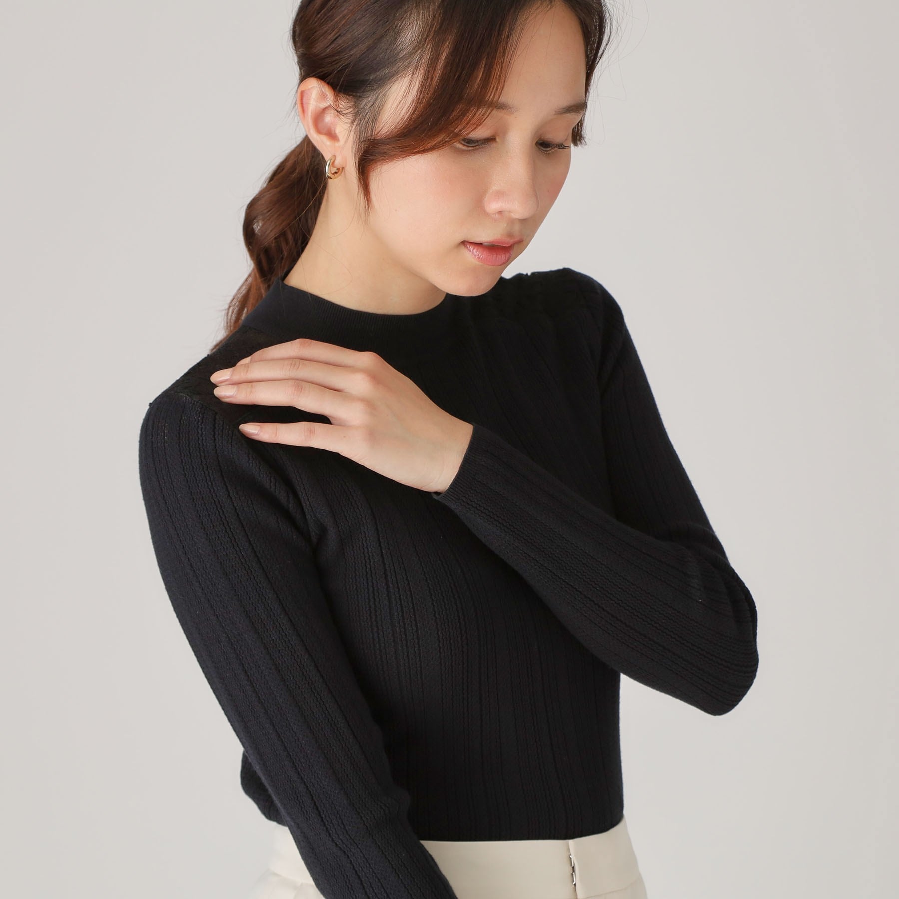 COUP DE CHANCE COUP DE CHANCE 【Washable】 Delicate lace creates a feminine look in this knit top.
