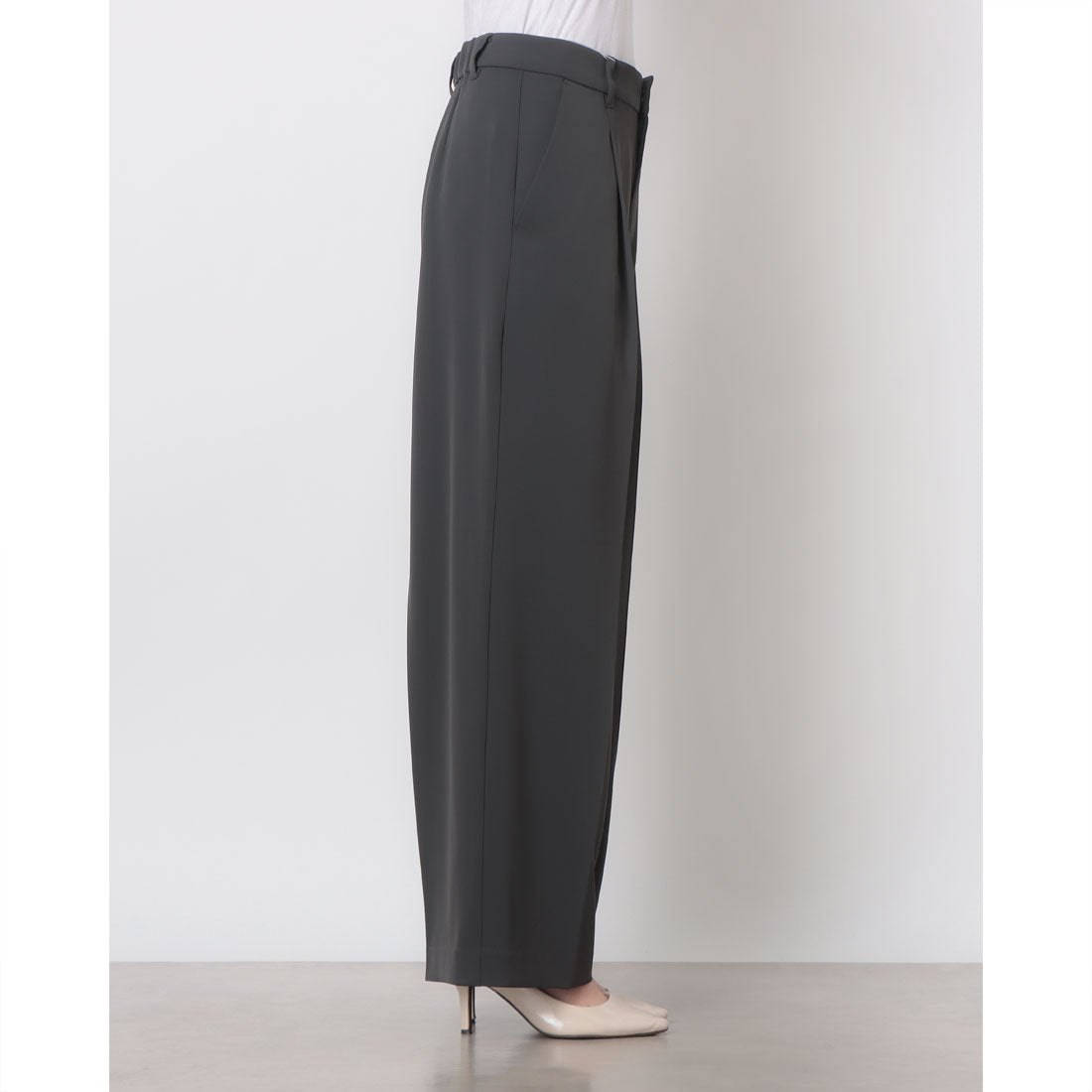 コムサイズム COMME CA ISM 【UVカット・接触冷感・吸水速乾】センタープレス入りタックワイドパンツ / セットアップ対応 (チャコール) チャコール