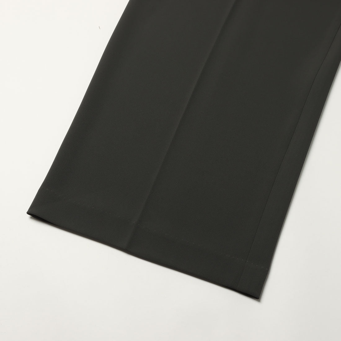 コムサイズム COMME CA ISM 【UVカット・接触冷感・吸水速乾】センタープレス入りタックワイドパンツ / セットアップ対応 (チャコール) チャコール